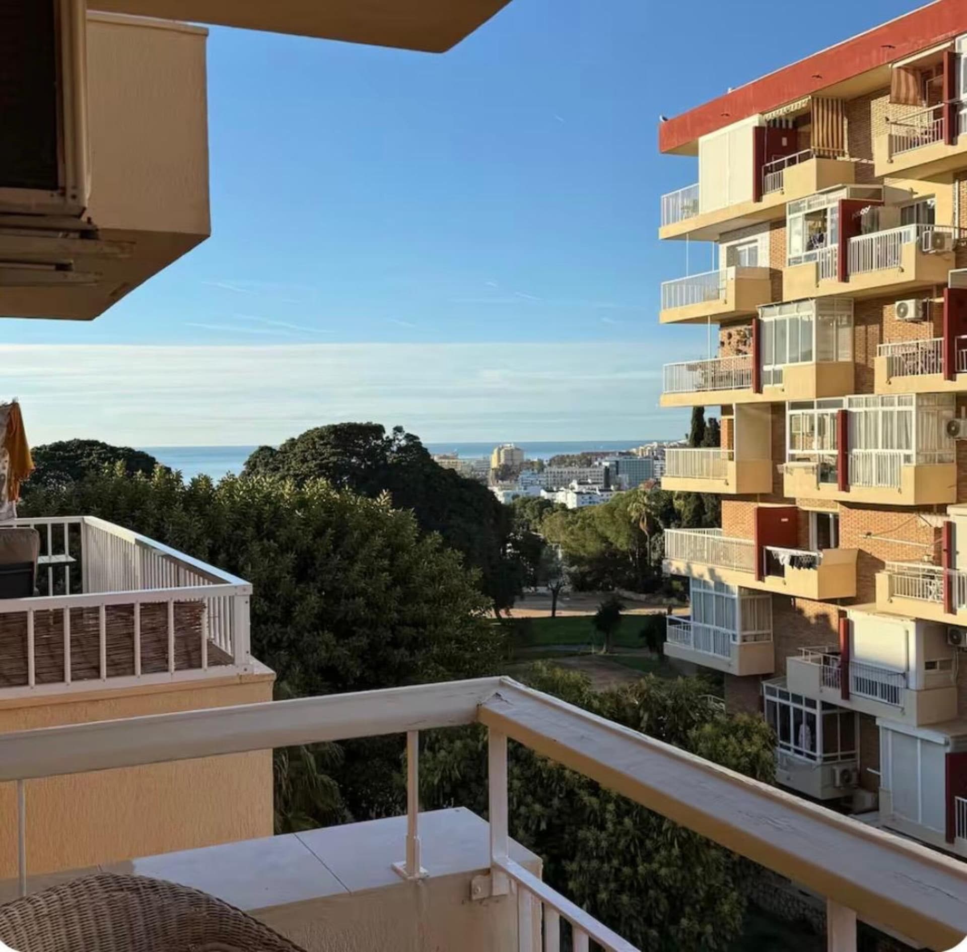 High-Yield 1-Bedroom Apartment in El Gamonal, Benalmádena This bright one-bedroom apartment is available for sale on the