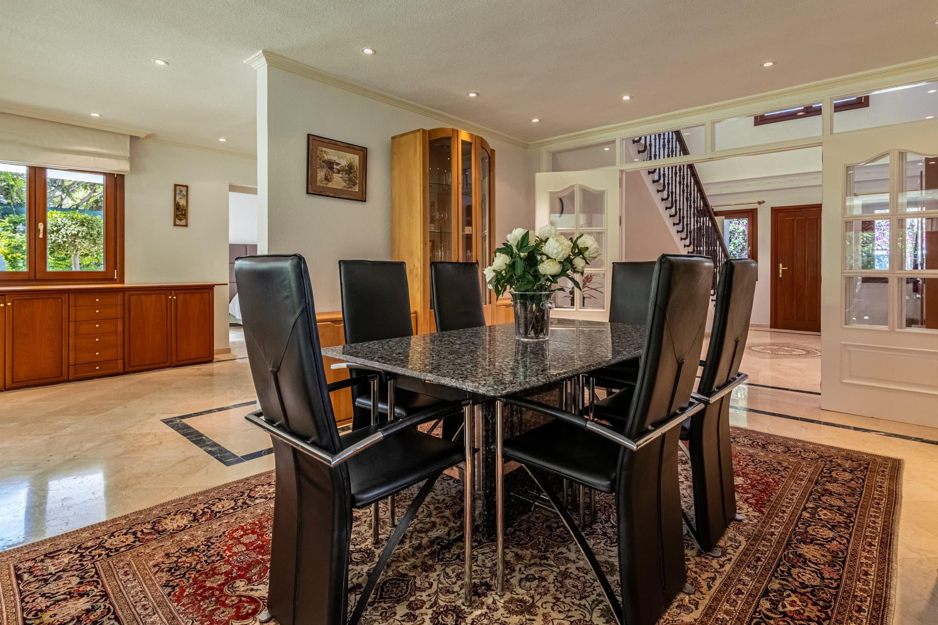 This impressive villa, located in the highly sought-after area of Cancelada Beach on the New Golden Mile, offers excepti