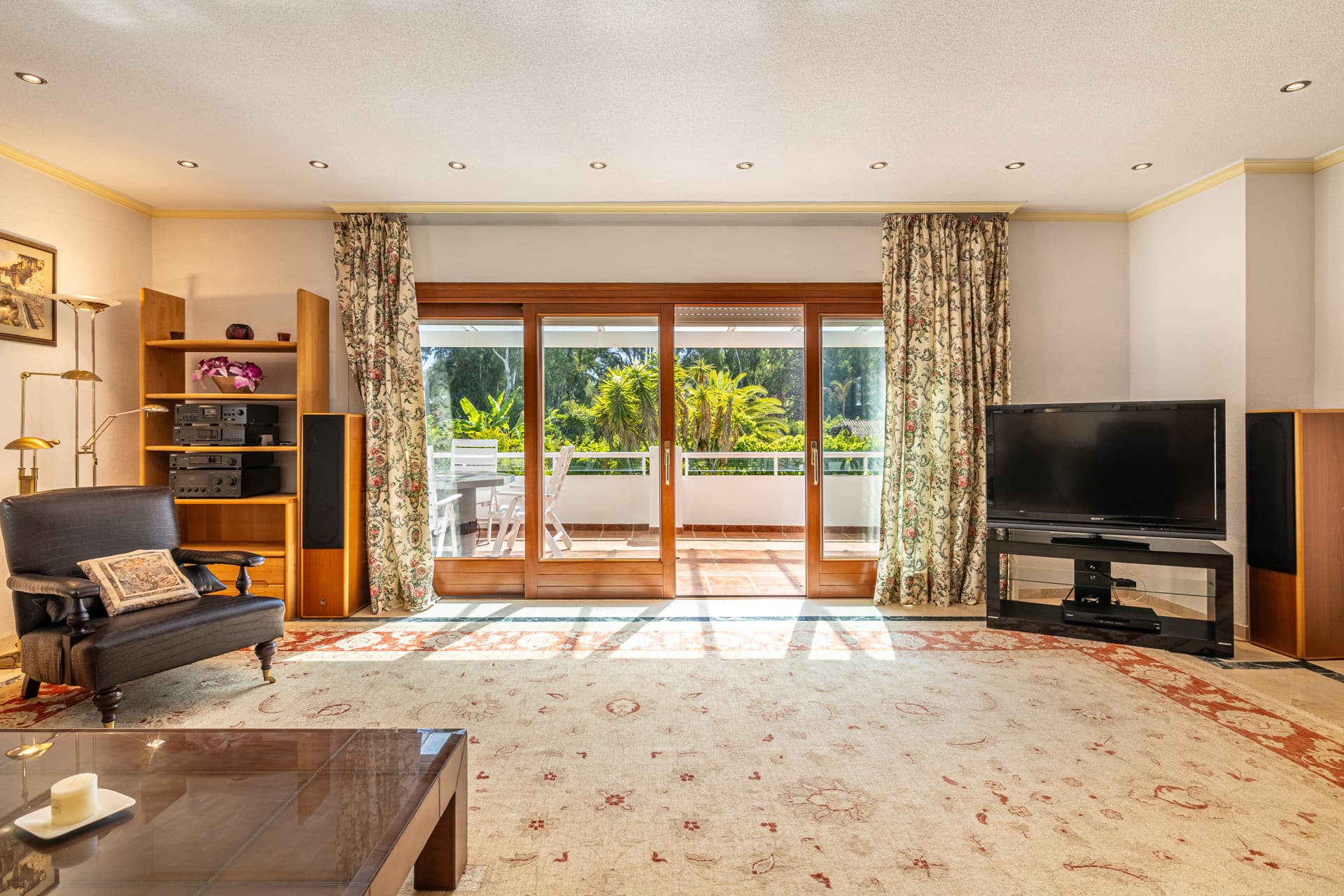 This impressive villa, located in the highly sought-after area of Cancelada Beach on the New Golden Mile, offers excepti