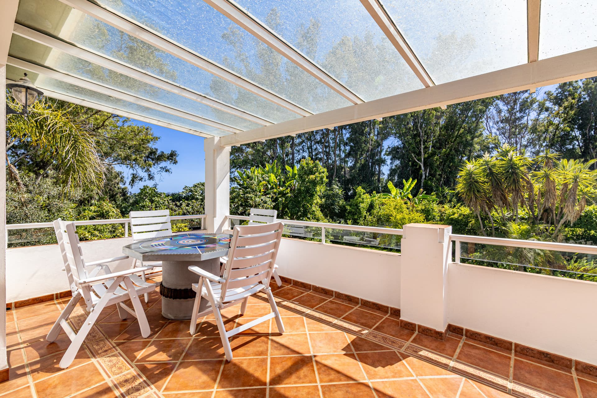 This impressive villa, located in the highly sought-after area of Cancelada Beach on the New Golden Mile, offers excepti