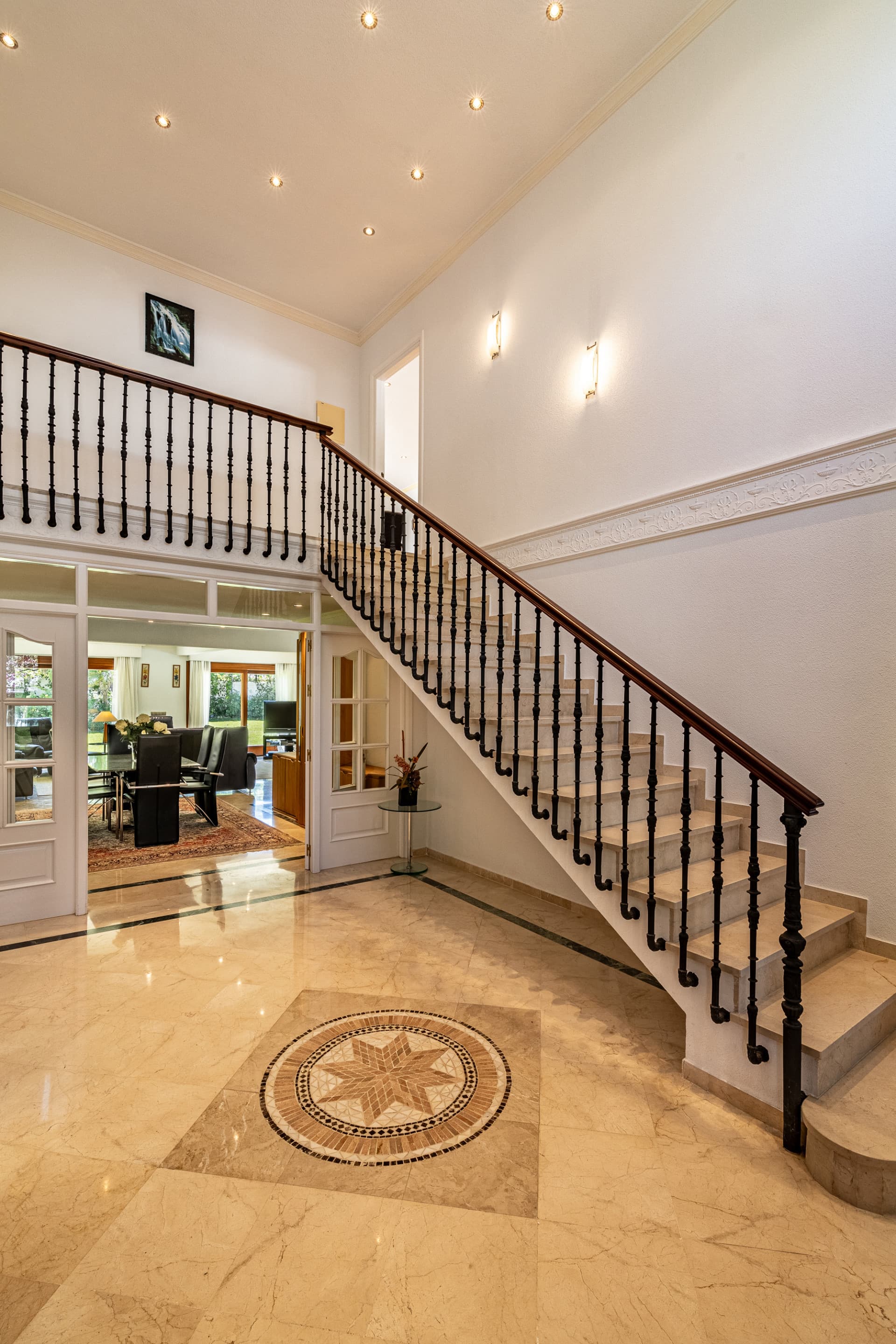 This impressive villa, located in the highly sought-after area of Cancelada Beach on the New Golden Mile, offers excepti