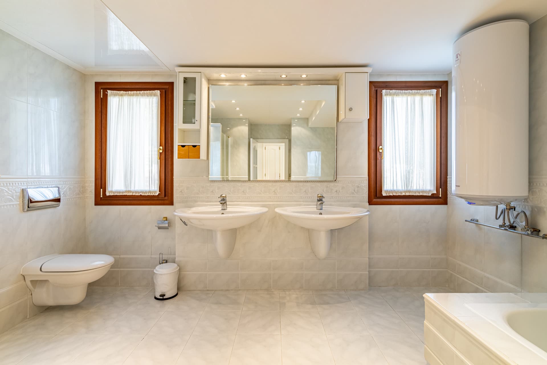This impressive villa, located in the highly sought-after area of Cancelada Beach on the New Golden Mile, offers excepti