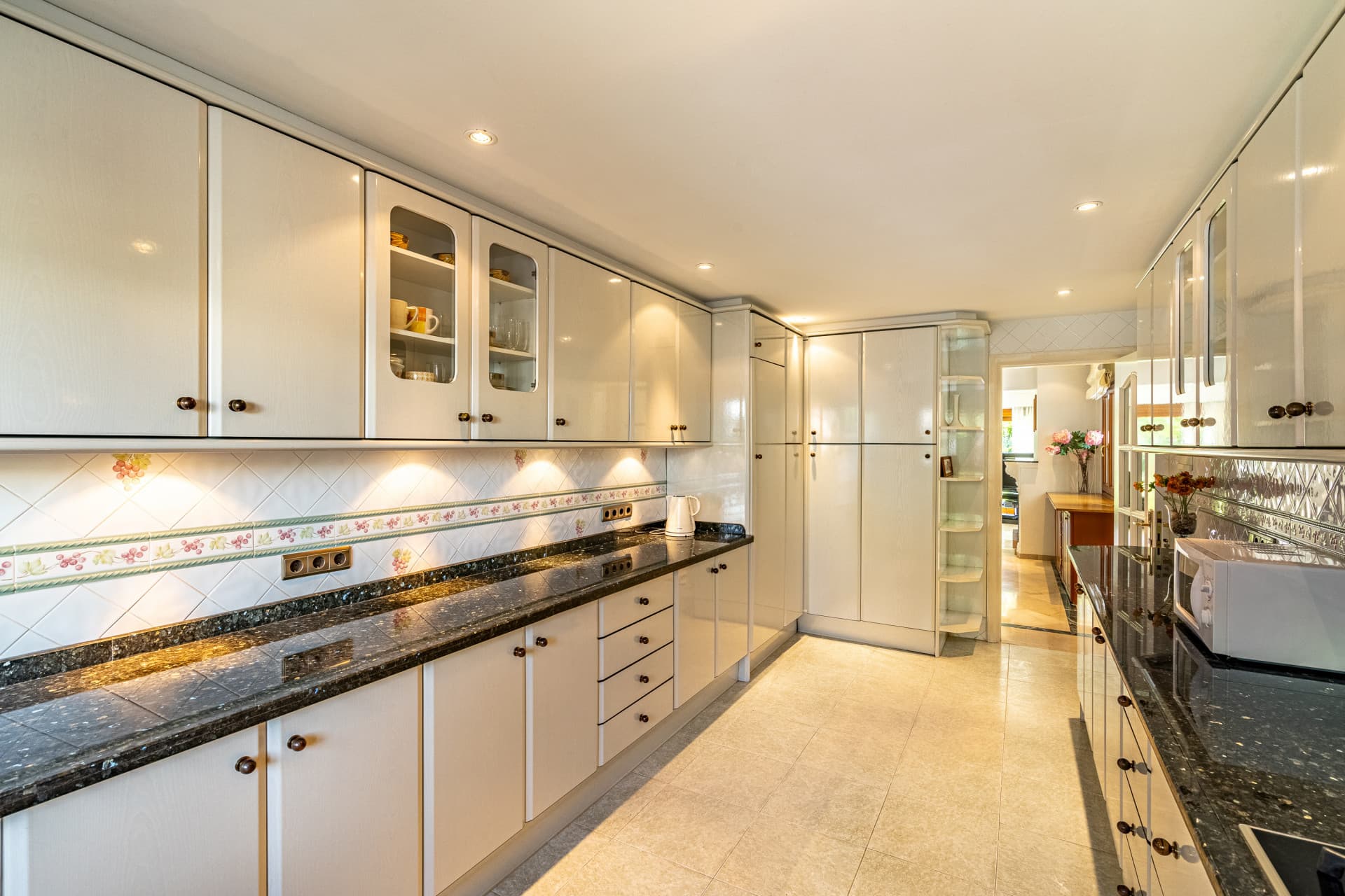 This impressive villa, located in the highly sought-after area of Cancelada Beach on the New Golden Mile, offers excepti