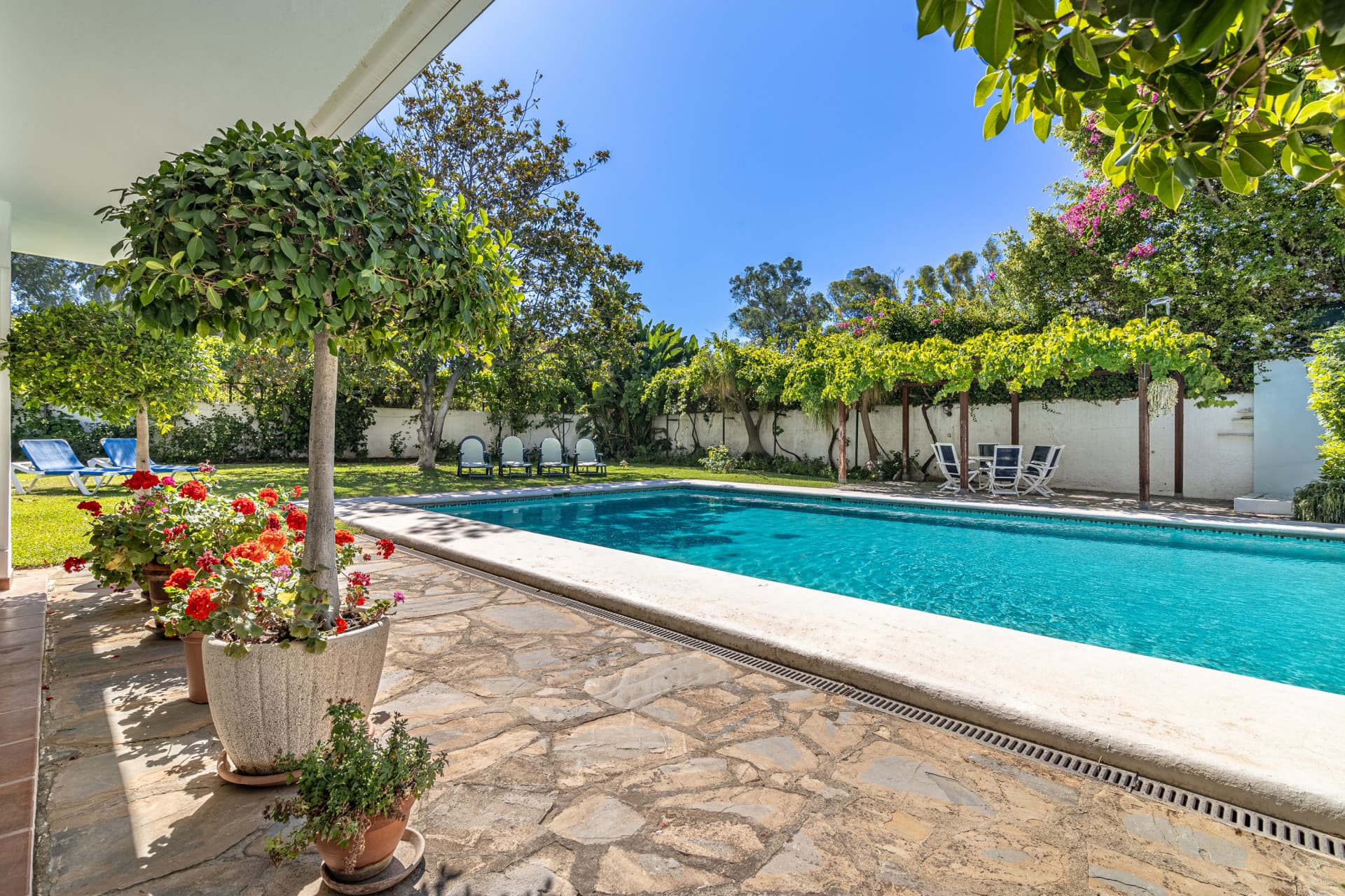 This impressive villa, located in the highly sought-after area of Cancelada Beach on the New Golden Mile, offers excepti