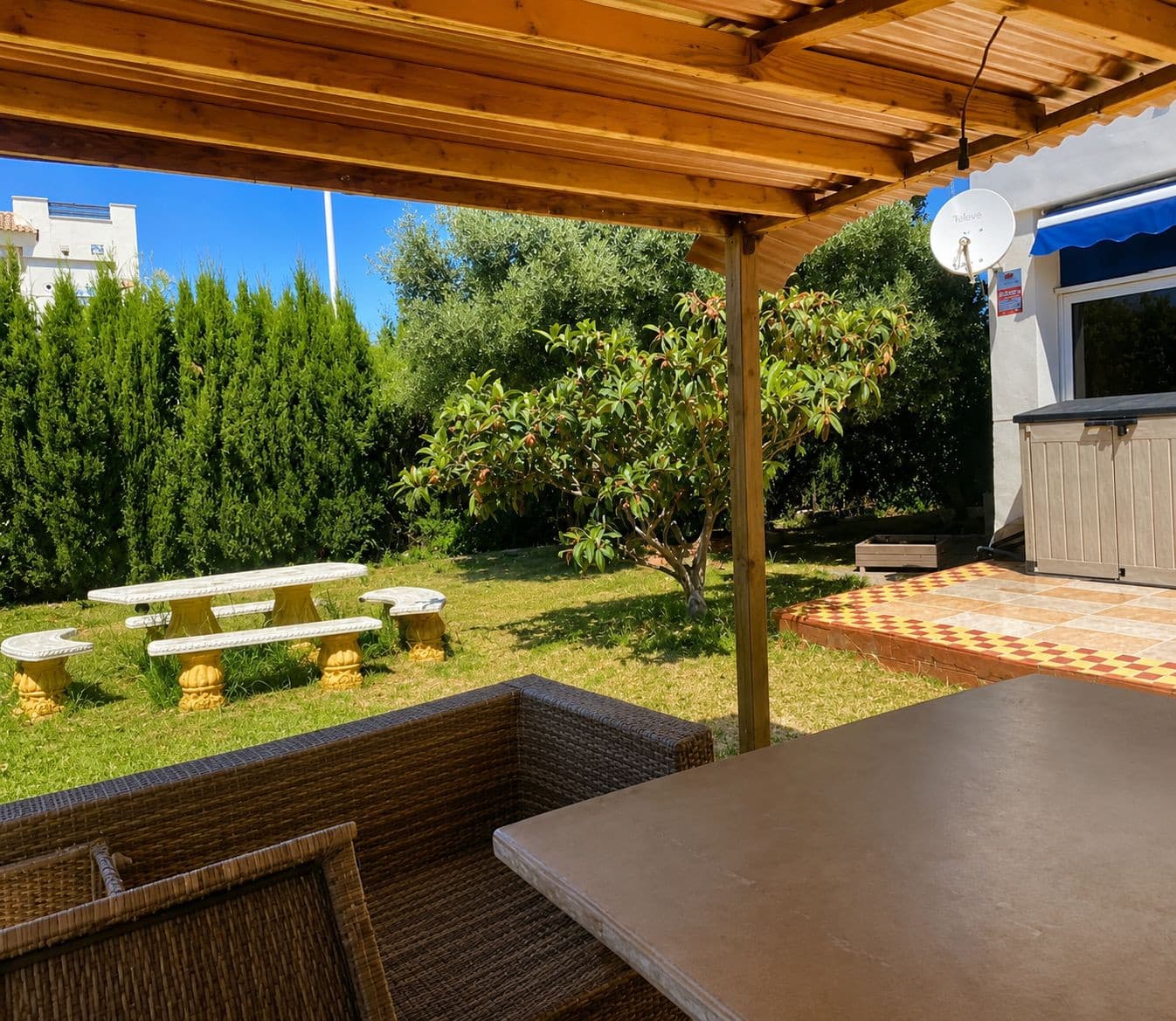 Corner apartment with a large private garden of 250 m2 Ground floor corner apartment, located in the Lorcrimar urbanizat