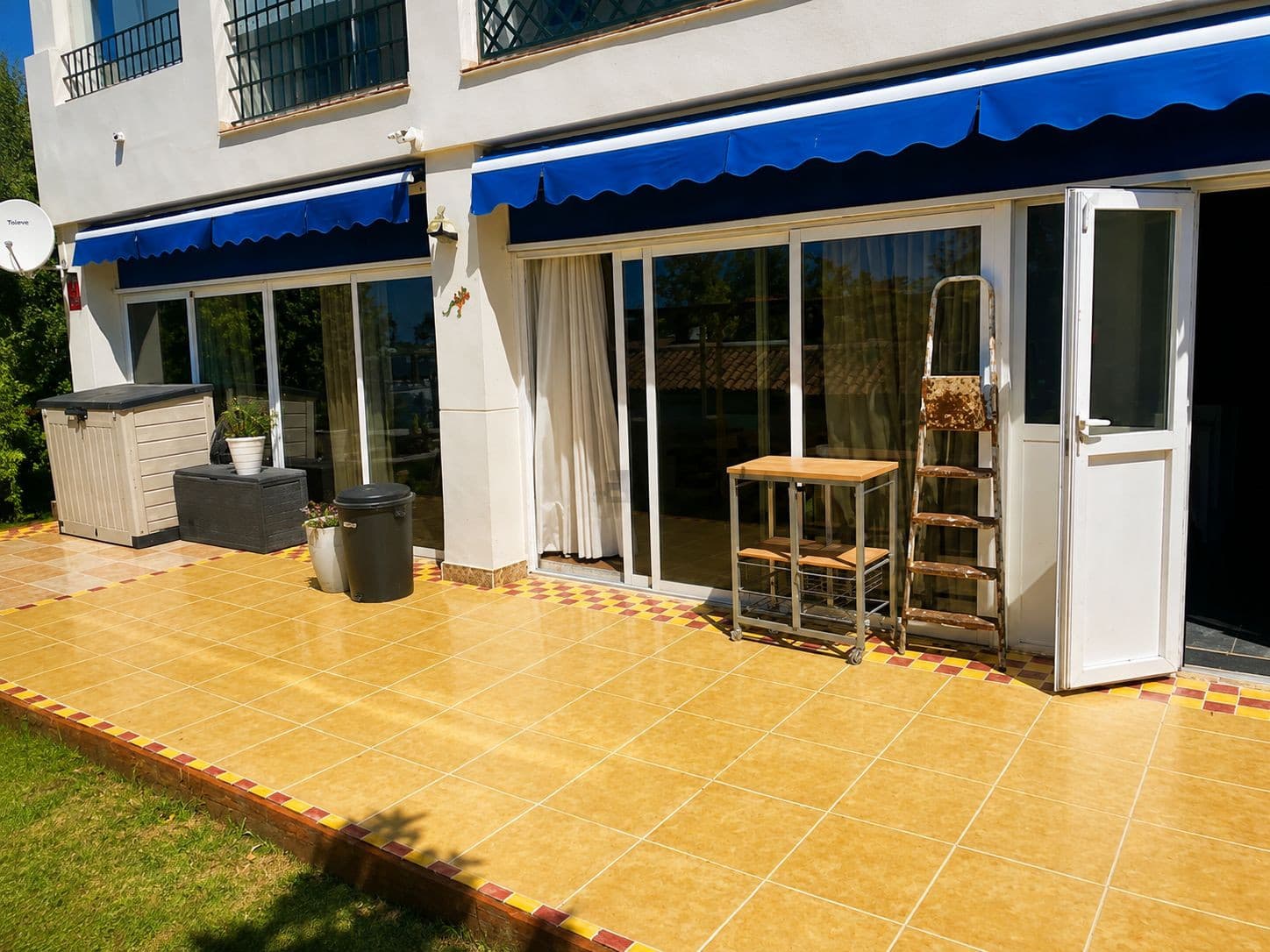 Corner apartment with a large private garden of 250 m2 Ground floor corner apartment, located in the Lorcrimar urbanizat