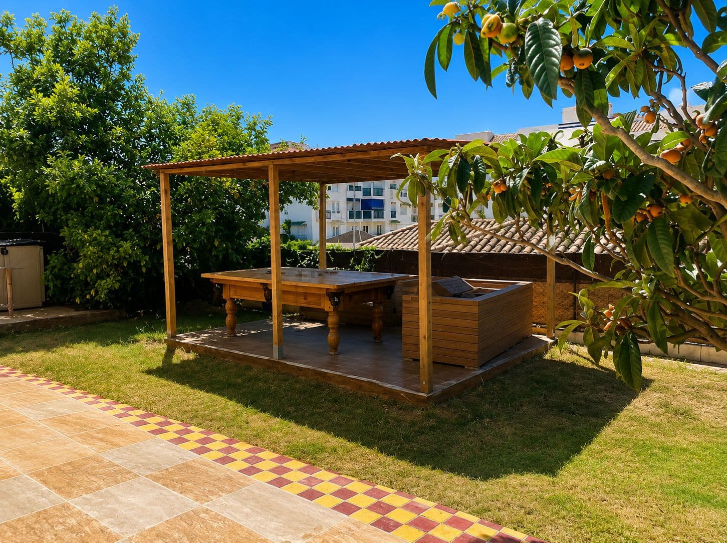 Corner apartment with a large private garden of 250 m2 Ground floor corner apartment, located in the Lorcrimar urbanizat