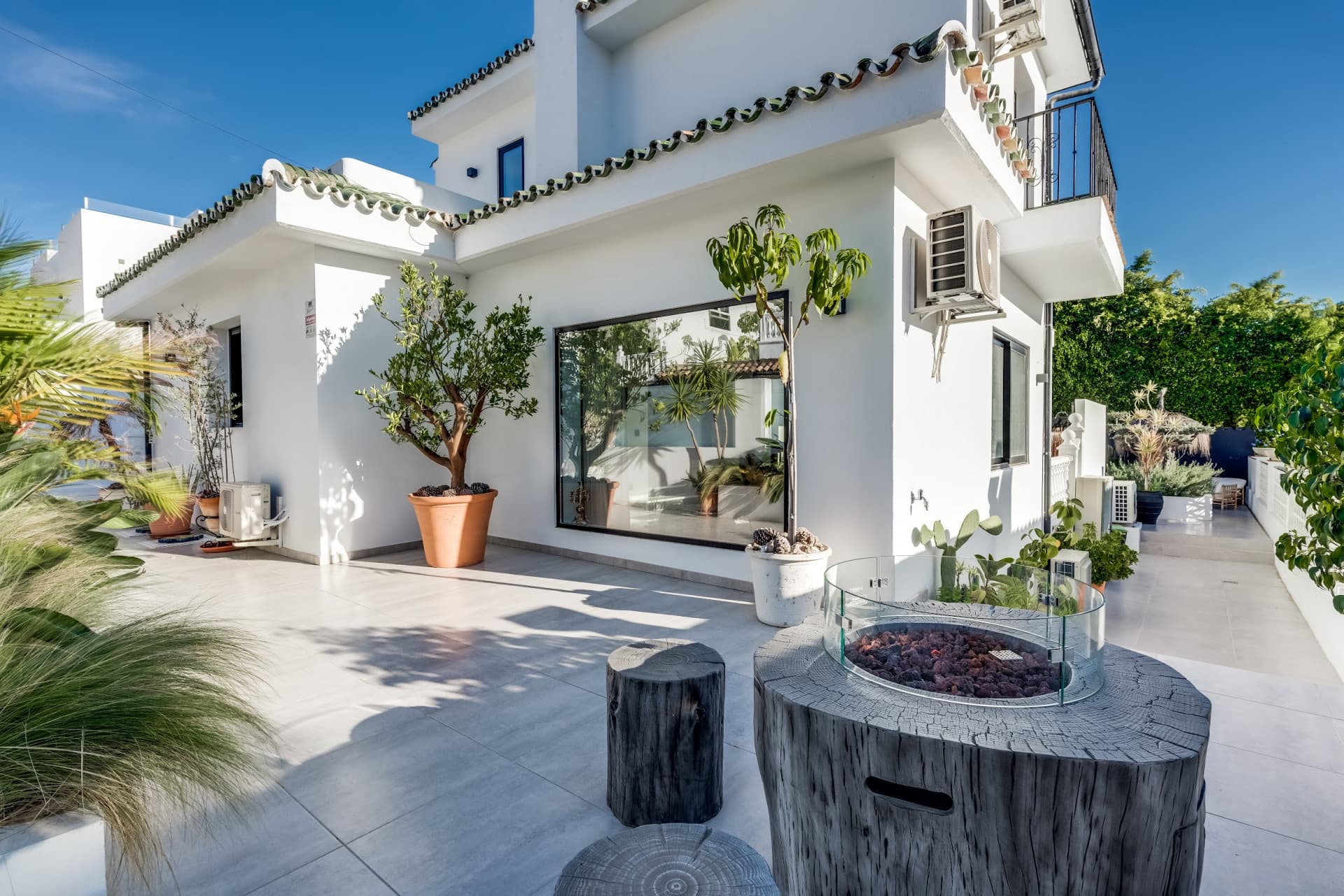 This beautifully refurbished villa, renovated just a year ago, offers the perfect combination of elegance, comfort, and