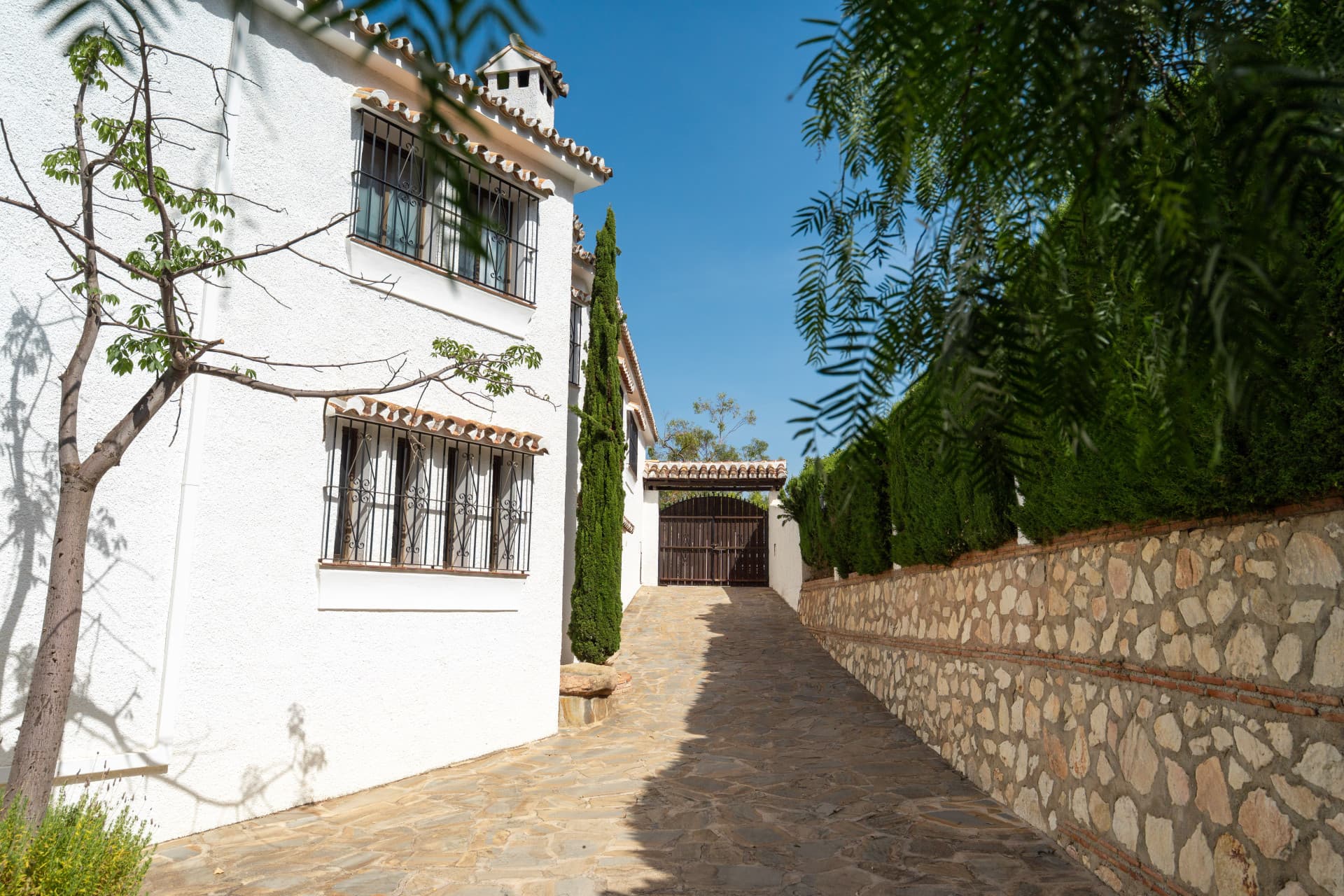 Splendor & Panoramic Views in La Sierrezuela Perched on the highest ridge of La Sierrezuela, this singular family villa