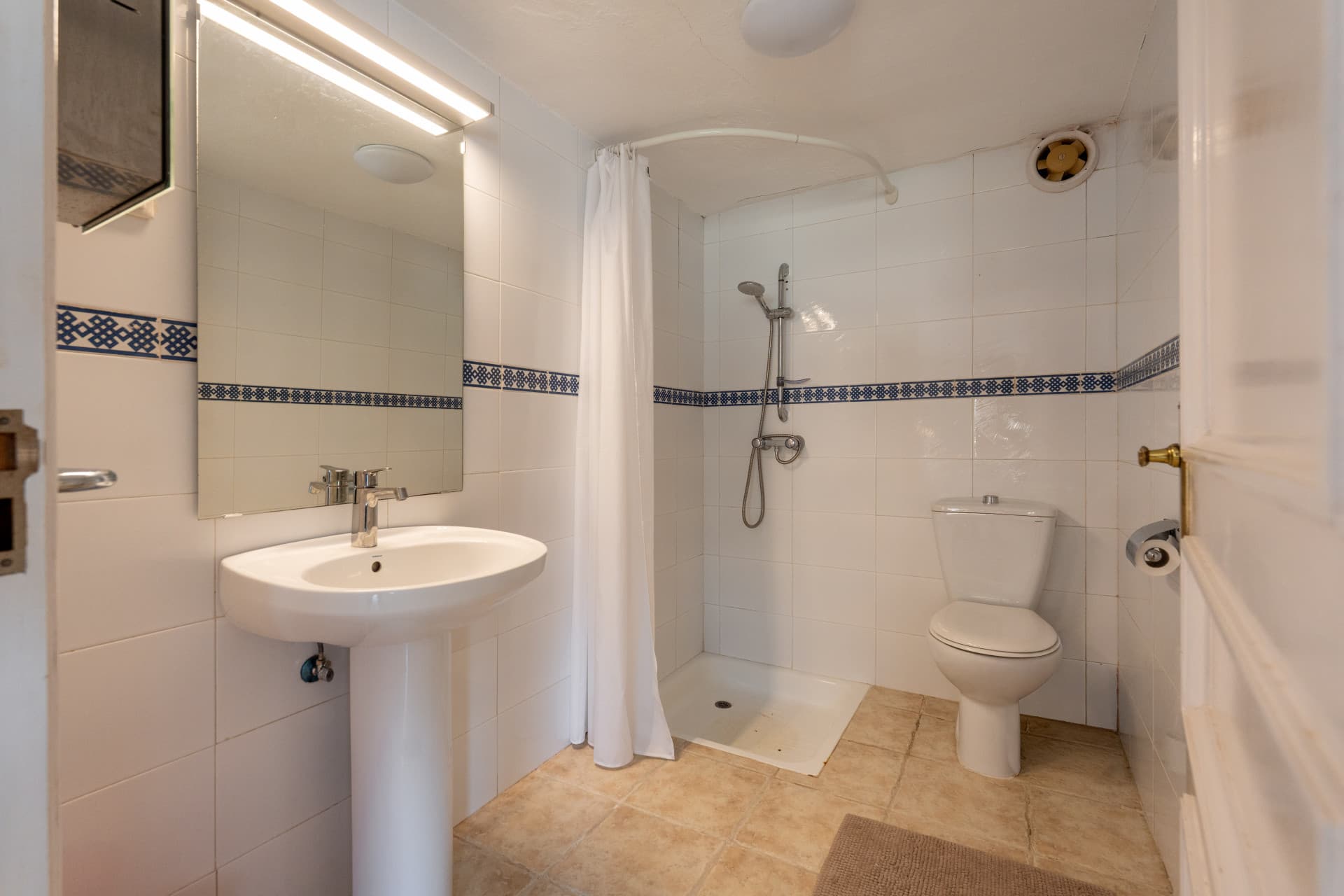 Splendor & Panoramic Views in La Sierrezuela Perched on the highest ridge of La Sierrezuela, this singular family villa