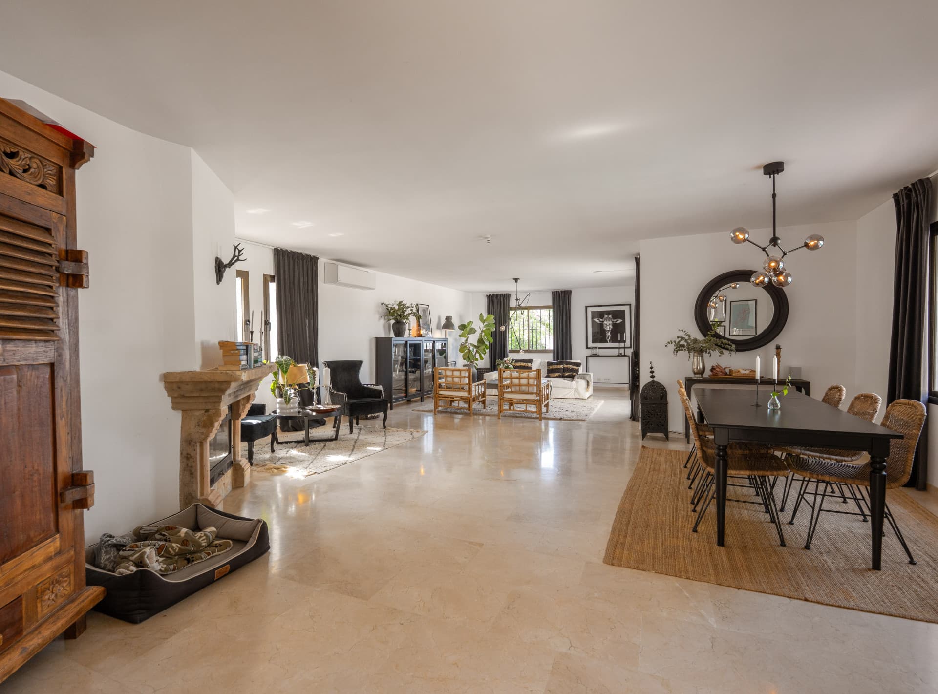 Splendor & Panoramic Views in La Sierrezuela Perched on the highest ridge of La Sierrezuela, this singular family villa