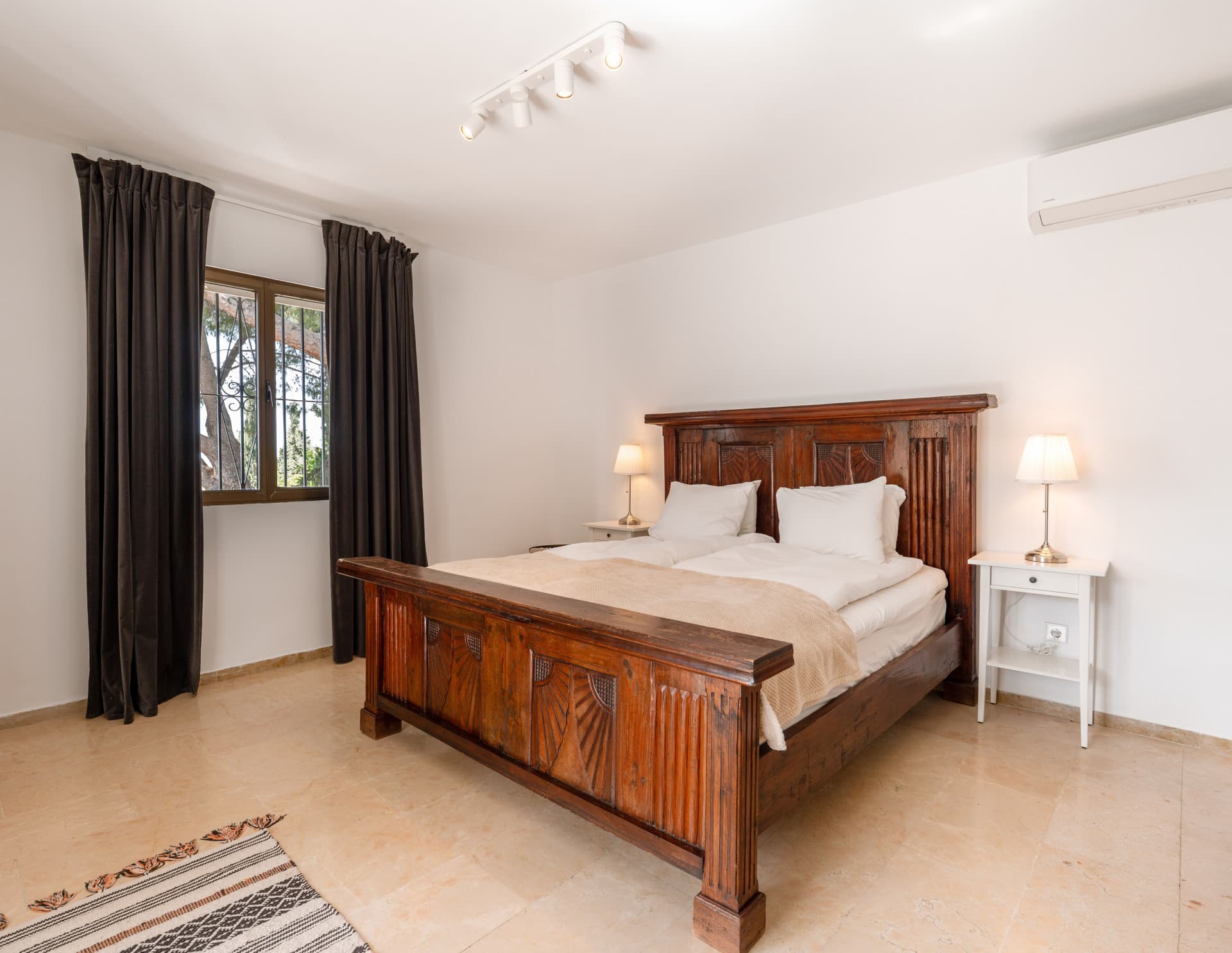 Splendor & Panoramic Views in La Sierrezuela Perched on the highest ridge of La Sierrezuela, this singular family villa