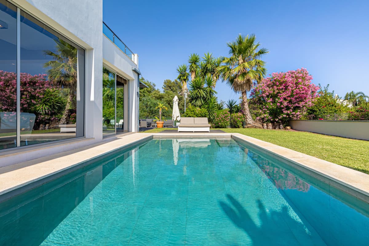 Architectural Contemporary Villa in El Rosario, East Marbella Situated within the established residential enclave of El