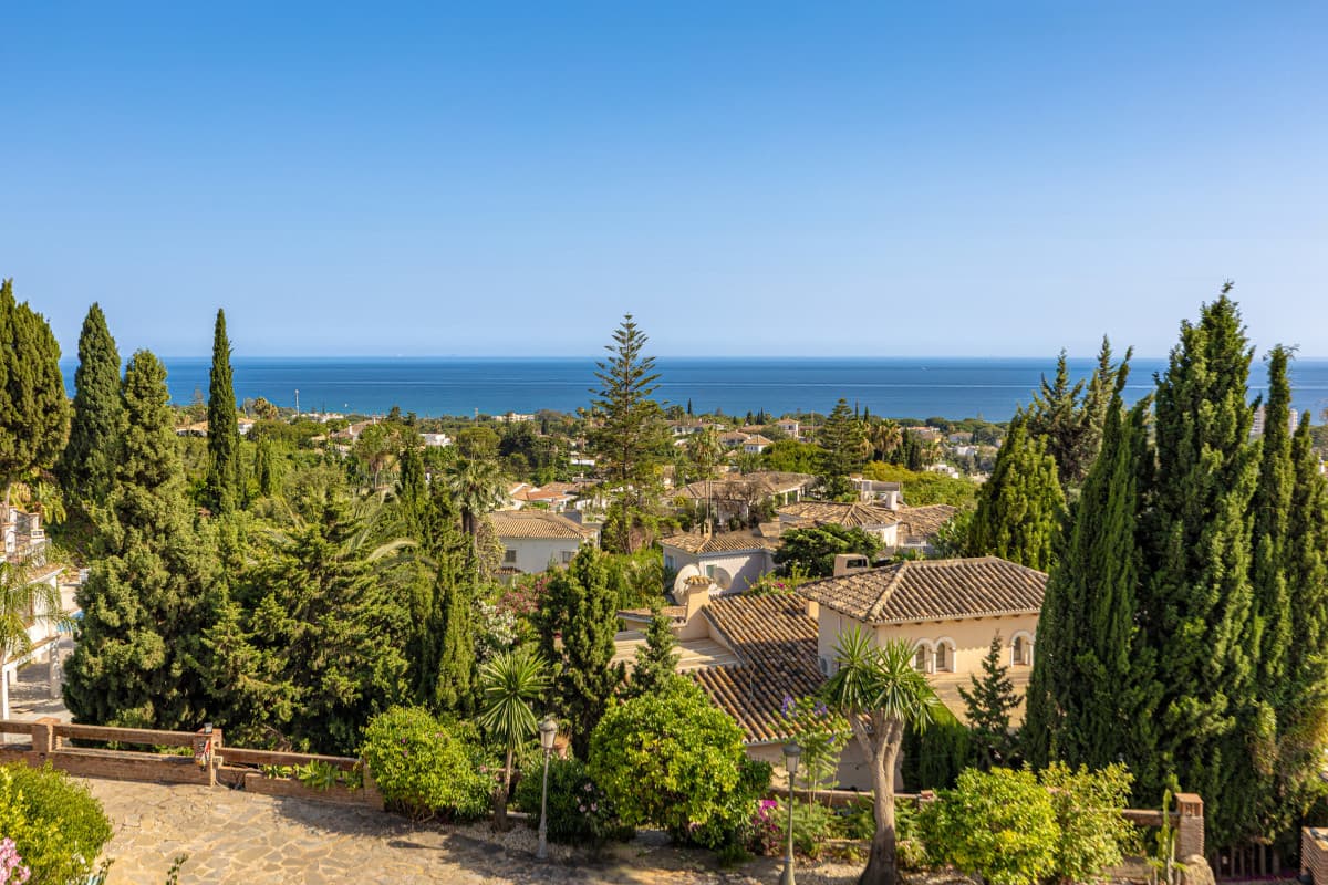 Architectural Contemporary Villa in El Rosario, East Marbella Situated within the established residential enclave of El