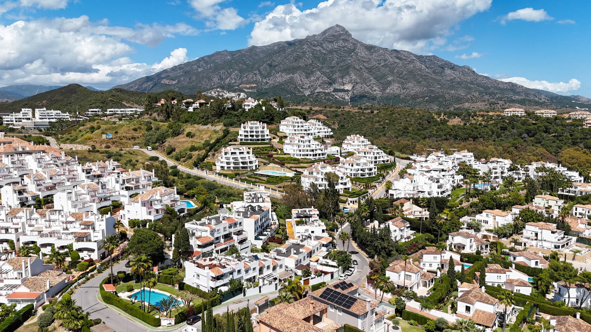 Welcome to this charming townhouse located in the sought-after area of Balcón del Golf in Nueva Andalucía, Marbella