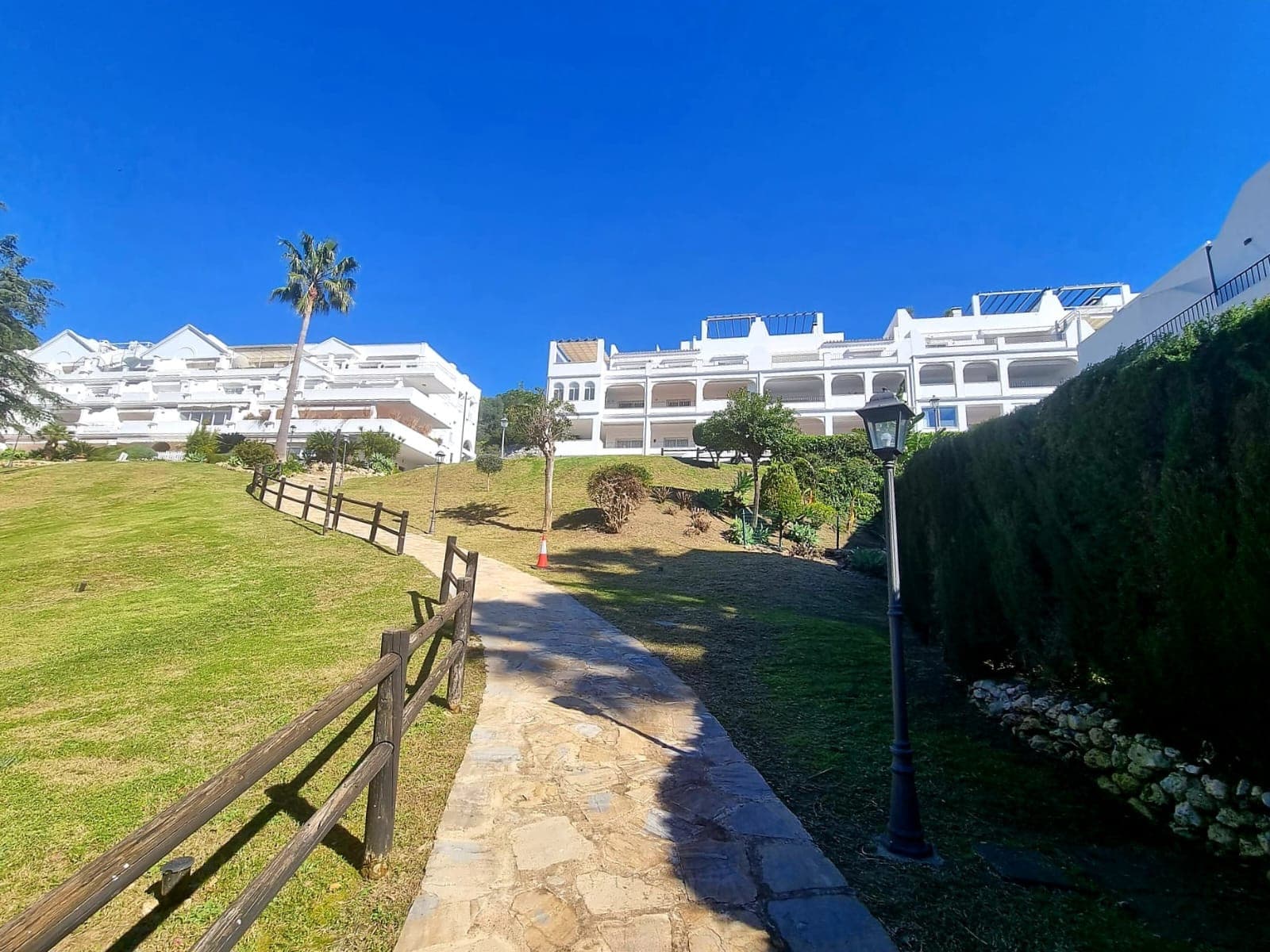 Elegante Apartamento Reformado con Vistas a la Montaña en La Quinta, Benahavís Apartamento de 2 dormitorios totalmente r