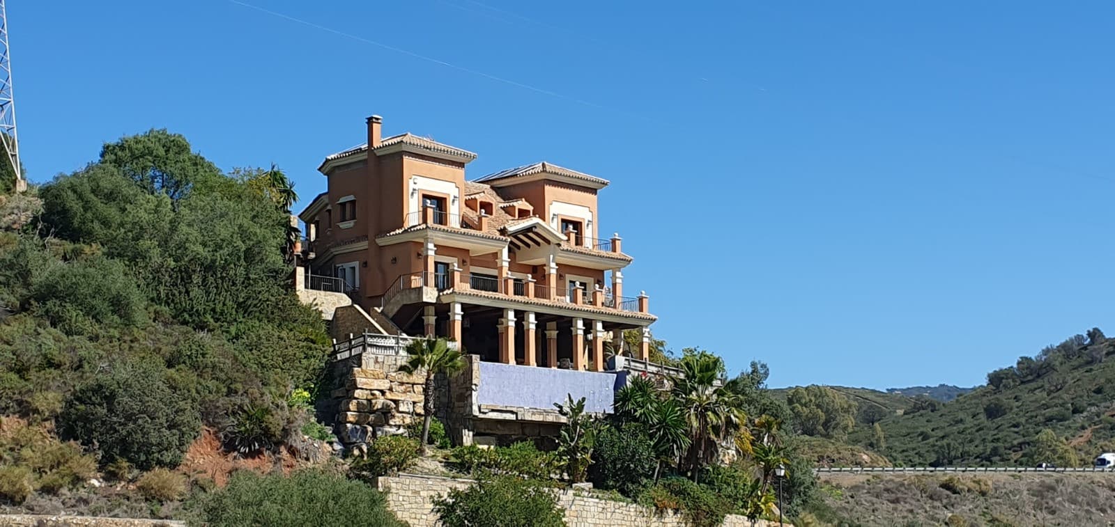 Espectacular chalet de lujo en alquiler en exclusiva urbanización de Marbella Magnífica vivienda independiente situada e