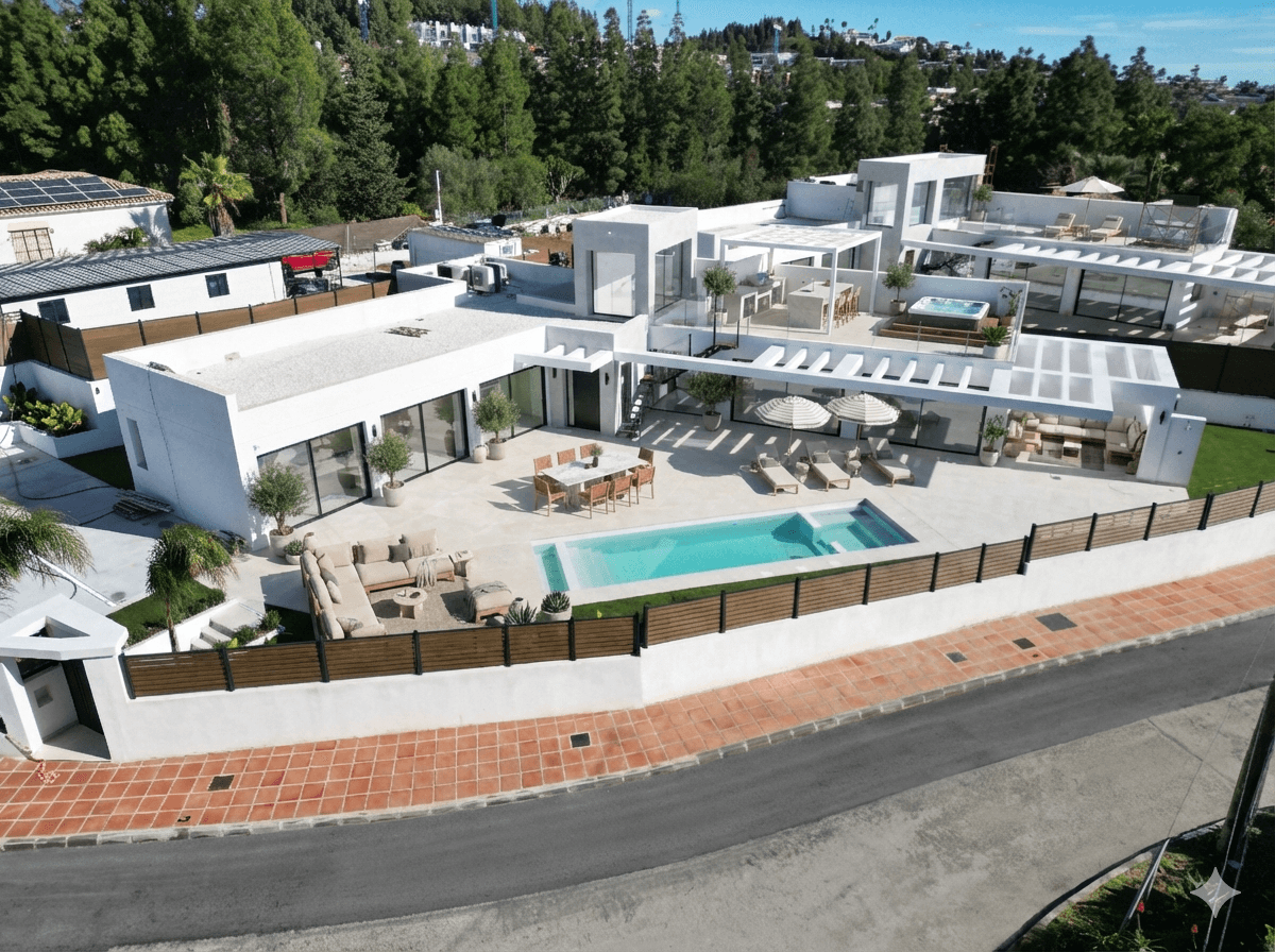 Exclusive Luxury Villa Ready to Move In (Immediate Delivery) Welcome to this spectacular luxury residence situated in th