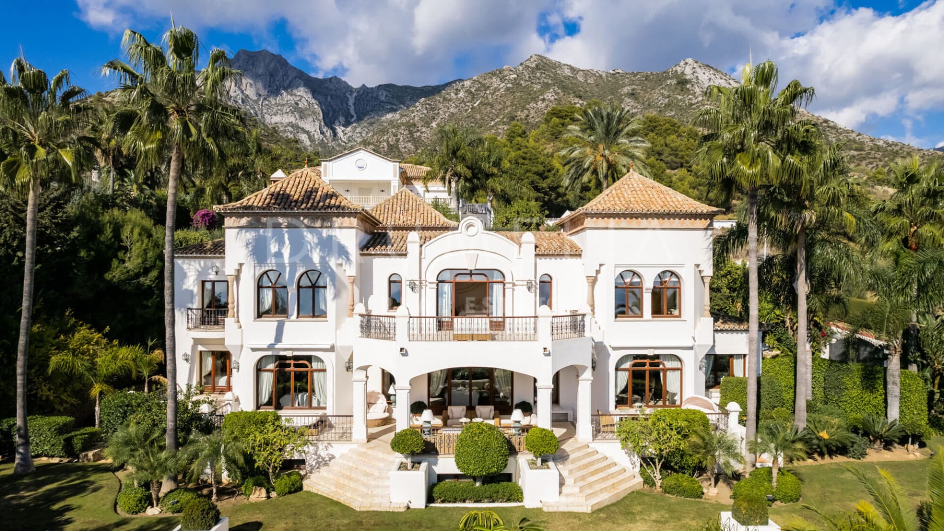 Set within the exclusive gated community of Sierra Blanca above Marbella’s Golden Mile, this elegant Mediterranean style