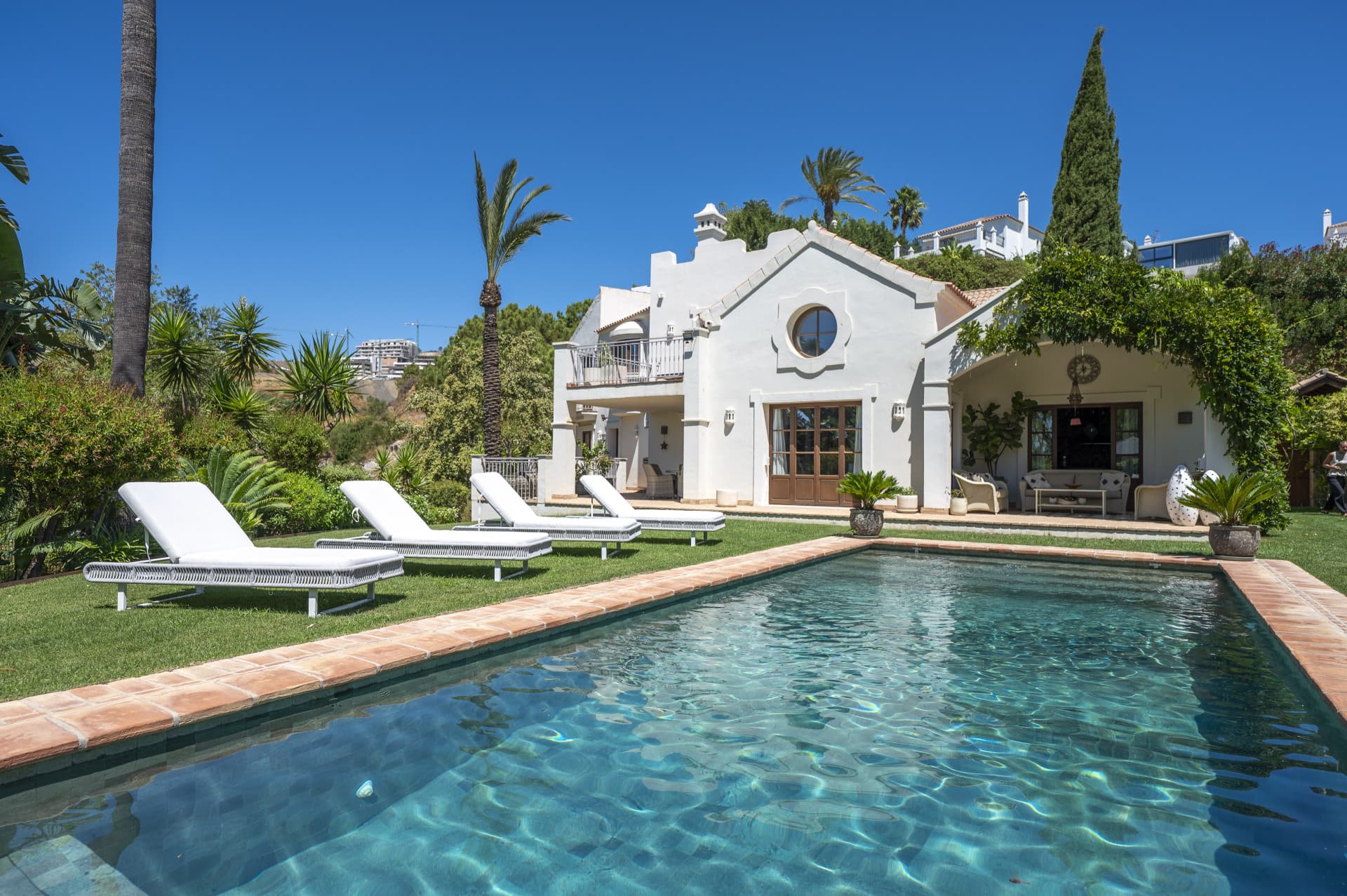 Situated on a generous private plot of 1,433 m² in the most sought-after area of La Resina, Estepona, this beautifully