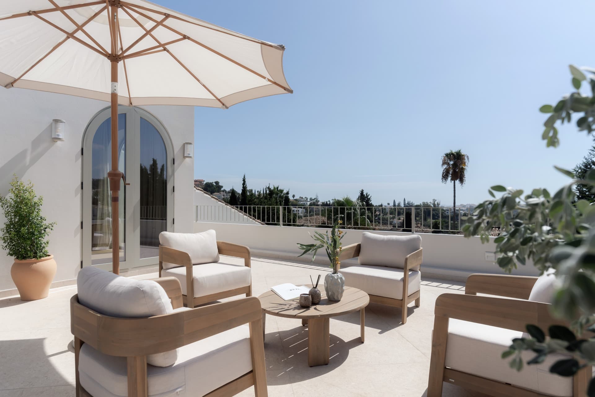 Set in a quiet and private part of Nueva Andalucía, Villa Blanc sits on a generous double plot with a southwest orientat