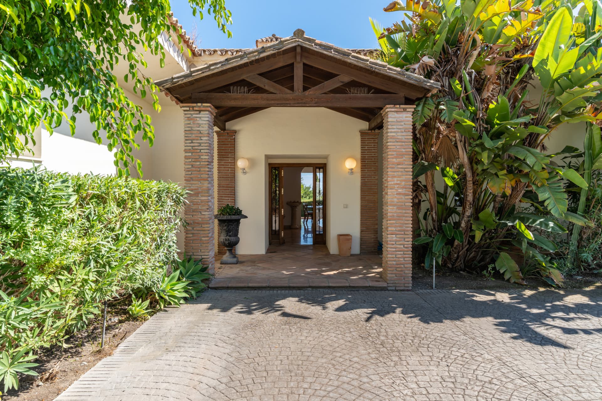 Exclusive Private Villa in the Hills of Benahavís Experience the ultimate in luxury living with this extraordinary villa