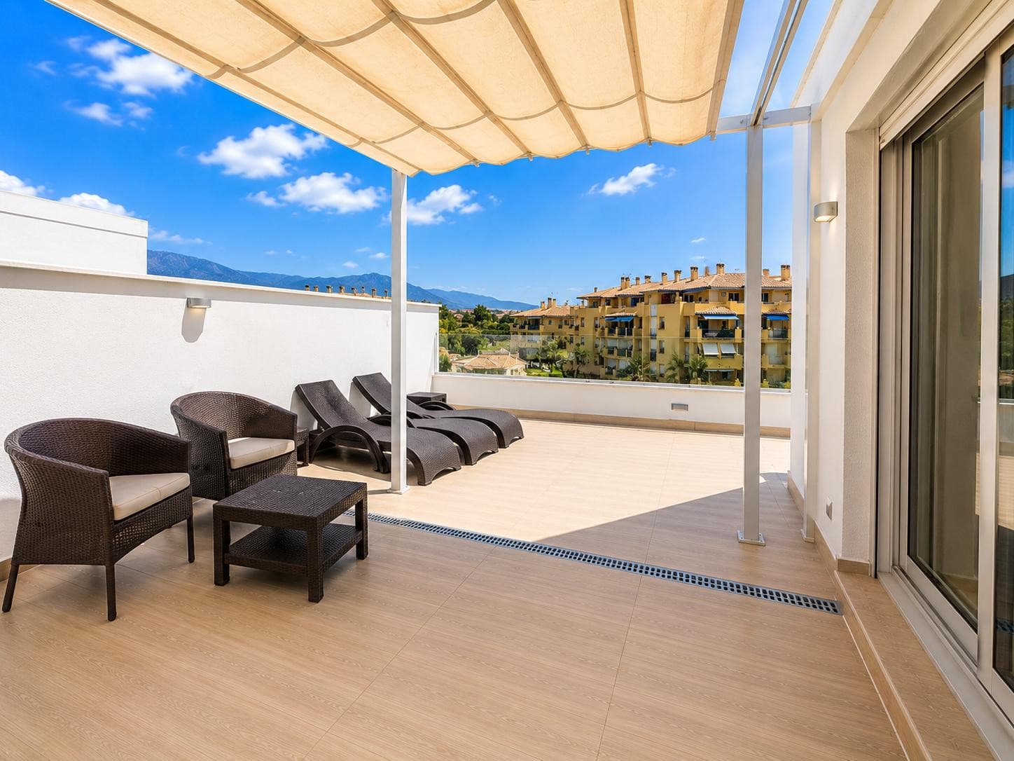 Super modern apartment, finished to the highest standards and with an unbeatable location in the beach area of San Pedro