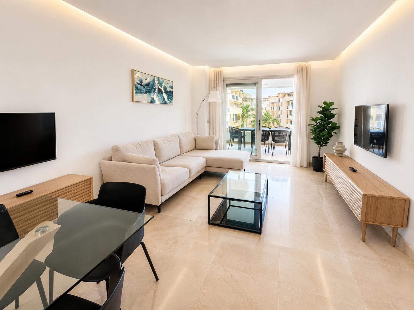 Super modern apartment, finished to the highest standards and with an unbeatable location in the beach area of San Pedro