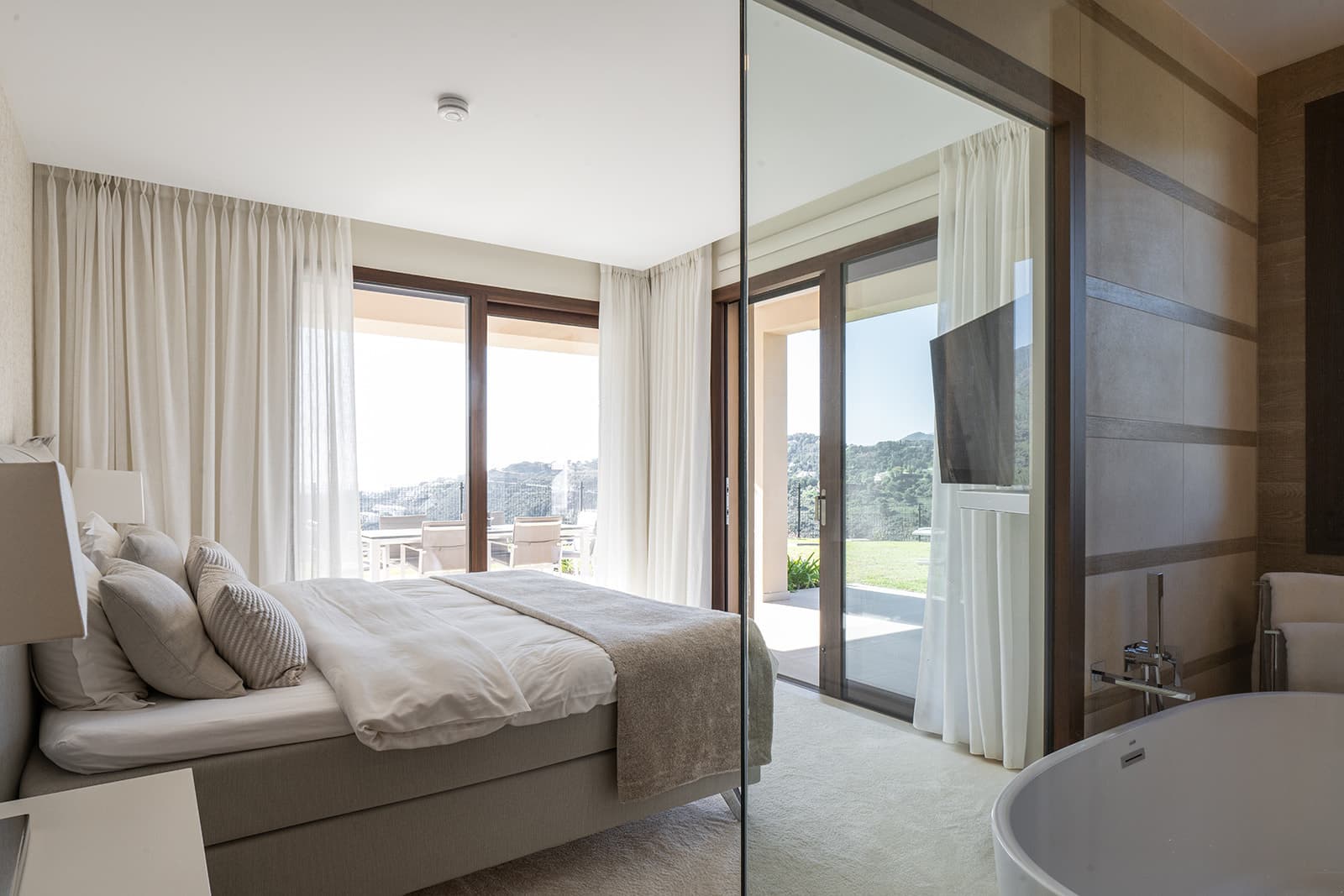 Presenting an exquisite 3-bedroom ground floor apartment for sale in the prestigious urbanization of La Quinta, Benahaví