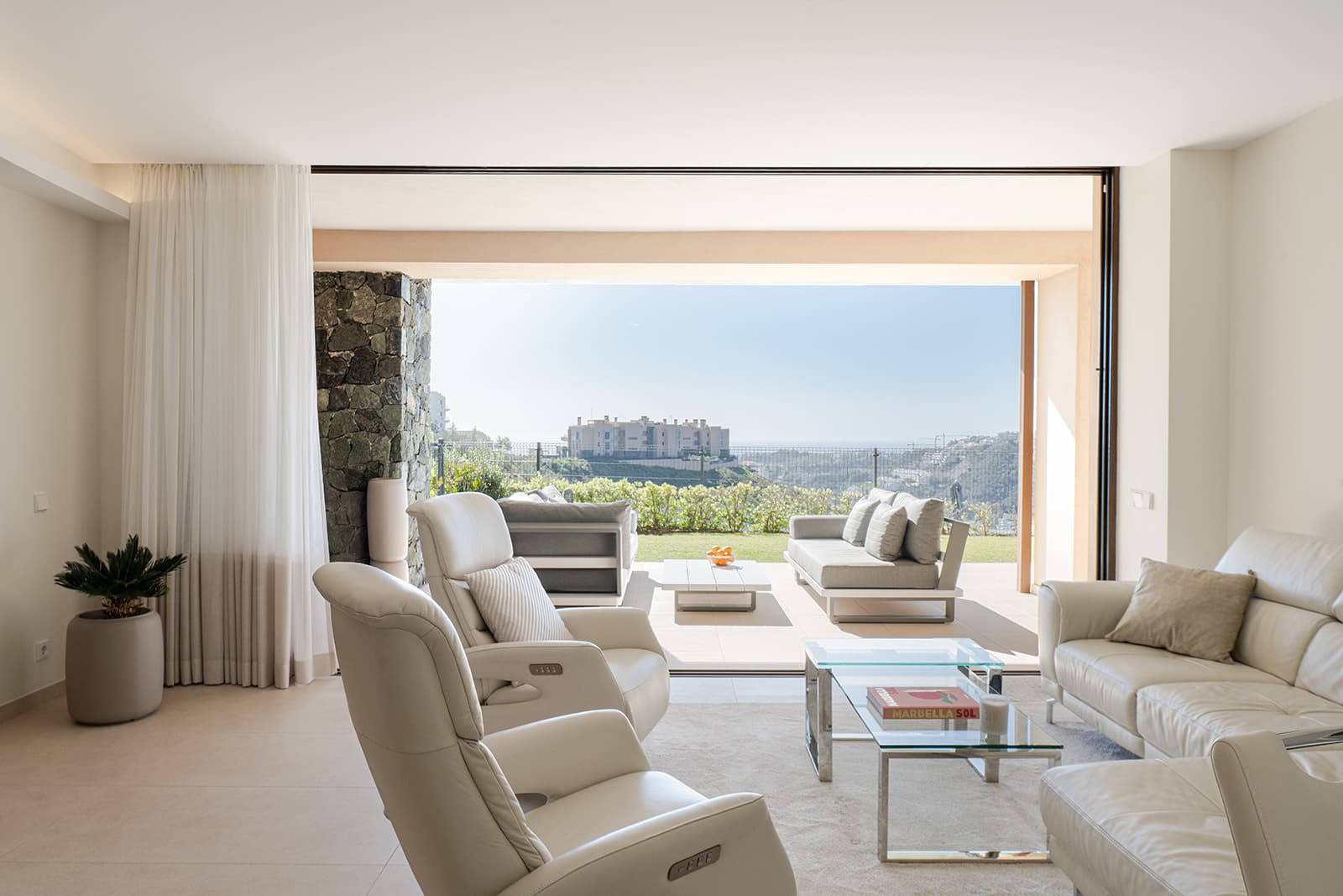 Presenting an exquisite 3-bedroom ground floor apartment for sale in the prestigious urbanization of La Quinta, Benahaví