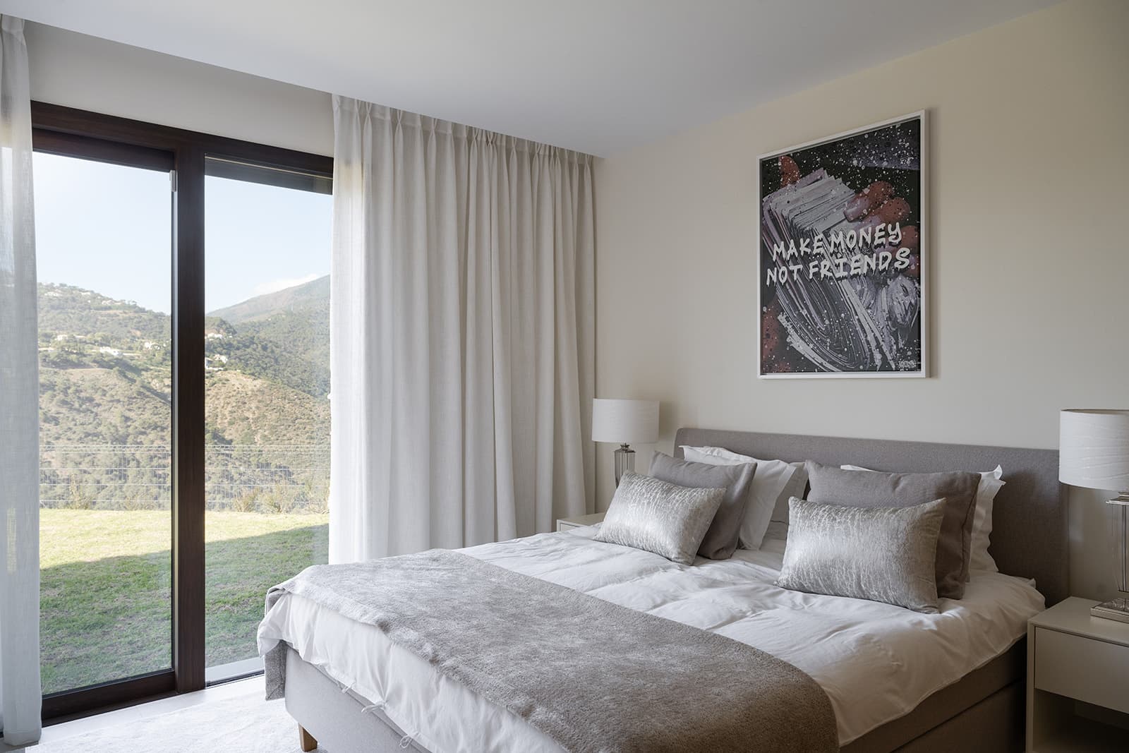Presenting an exquisite 3-bedroom ground floor apartment for sale in the prestigious urbanization of La Quinta, Benahaví