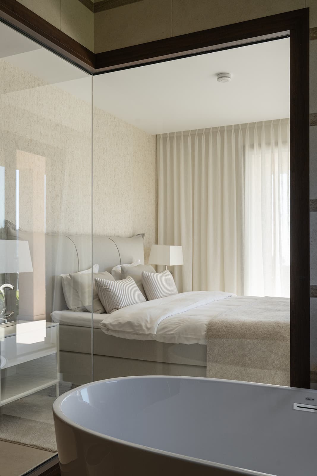 Presenting an exquisite 3-bedroom ground floor apartment for sale in the prestigious urbanization of La Quinta, Benahaví