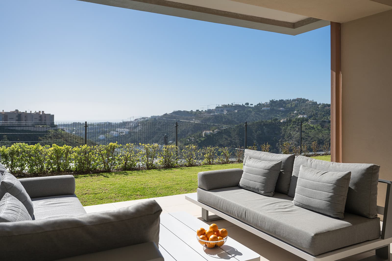 Presenting an exquisite 3-bedroom ground floor apartment for sale in the prestigious urbanization of La Quinta, Benahaví