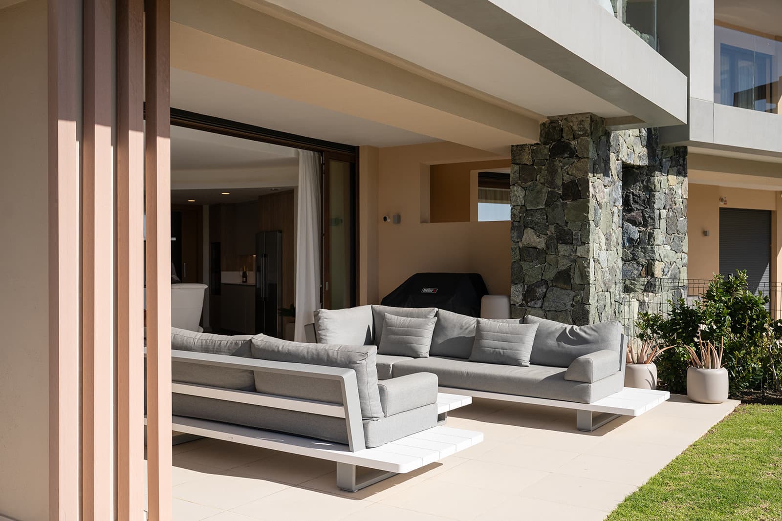 Presenting an exquisite 3-bedroom ground floor apartment for sale in the prestigious urbanization of La Quinta, Benahaví