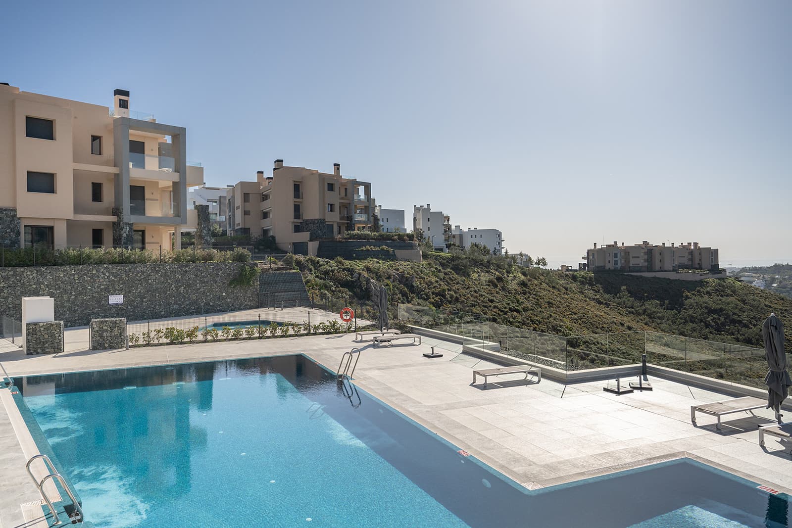 Presenting an exquisite 3-bedroom ground floor apartment for sale in the prestigious urbanization of La Quinta, Benahaví