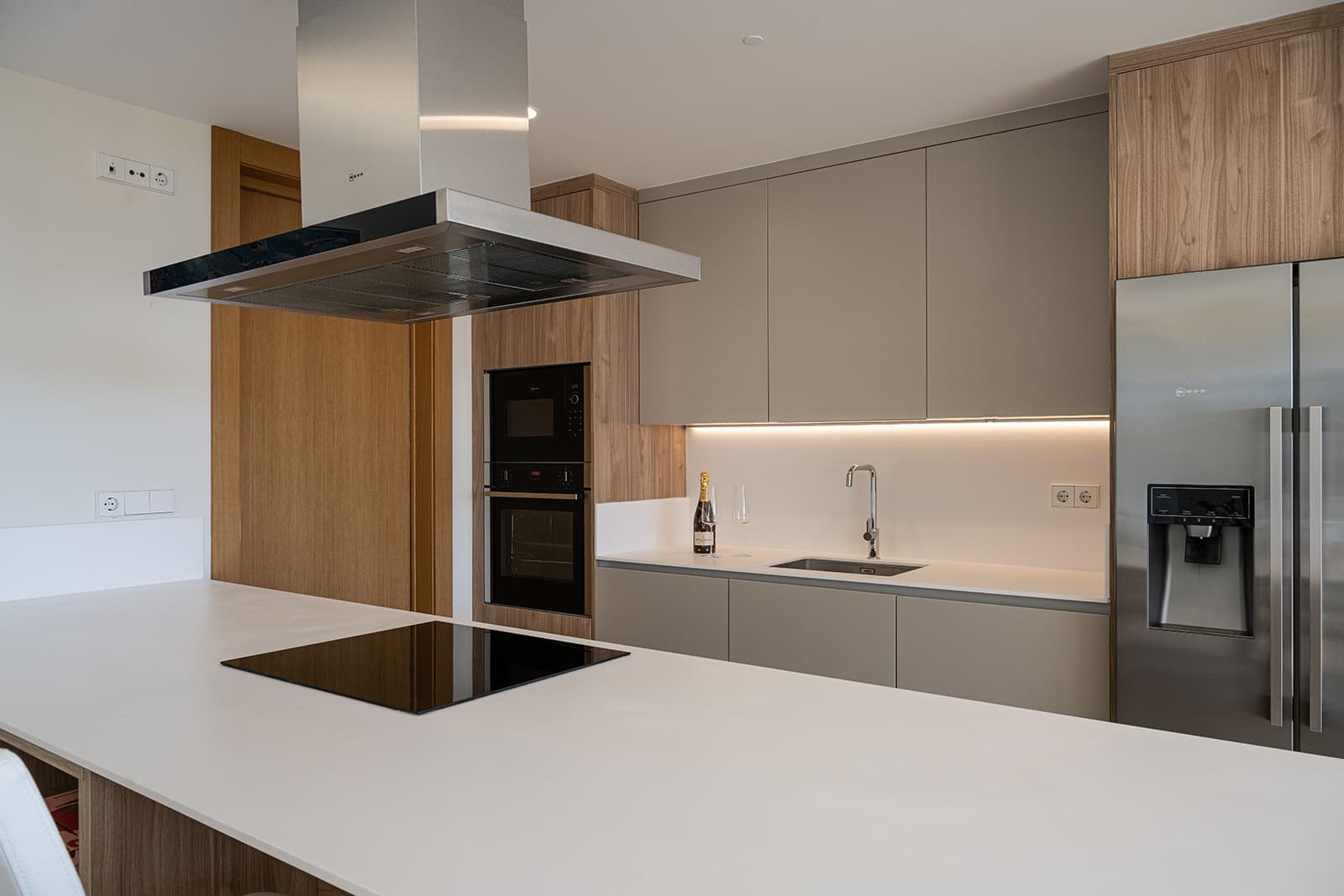 Presenting an exquisite 3-bedroom ground floor apartment for sale in the prestigious urbanization of La Quinta, Benahaví