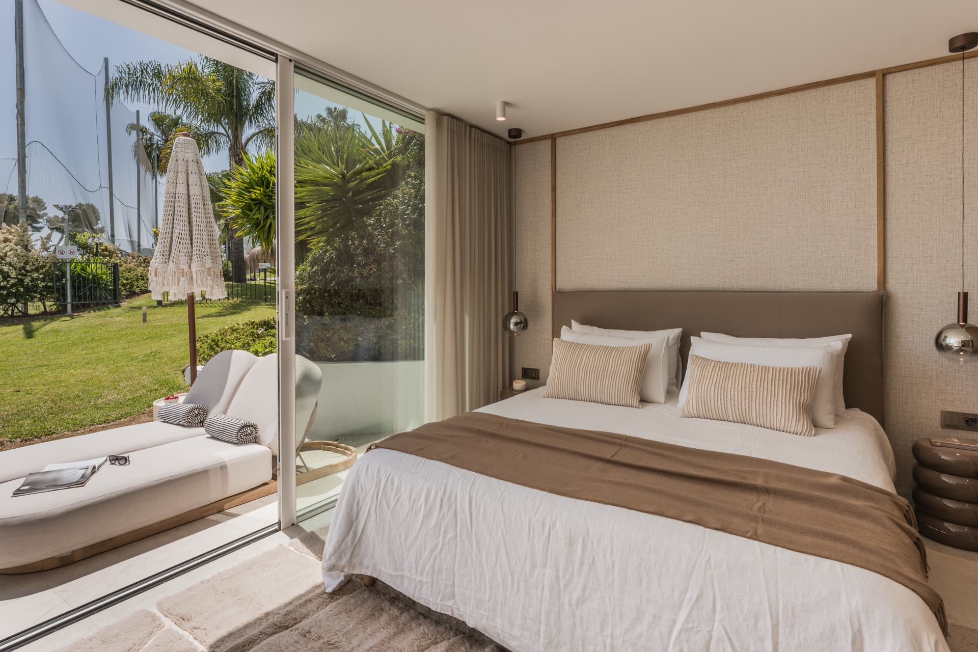 Discover an exceptional four-bedroom luxury apartment in the heart of the prestigious Aloha area, one of Nueva Andalucía