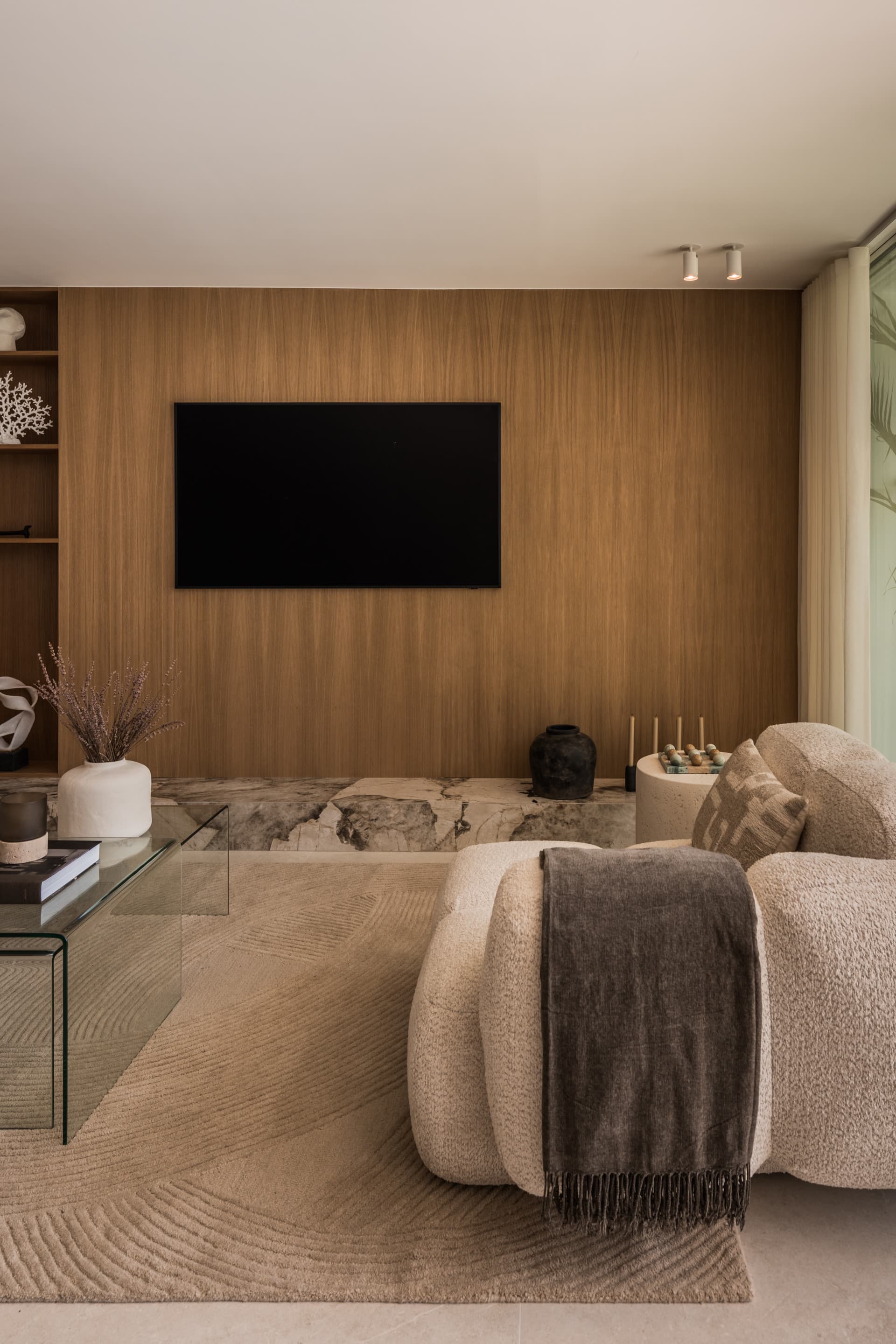 Discover an exceptional four-bedroom luxury apartment in the heart of the prestigious Aloha area, one of Nueva Andalucía