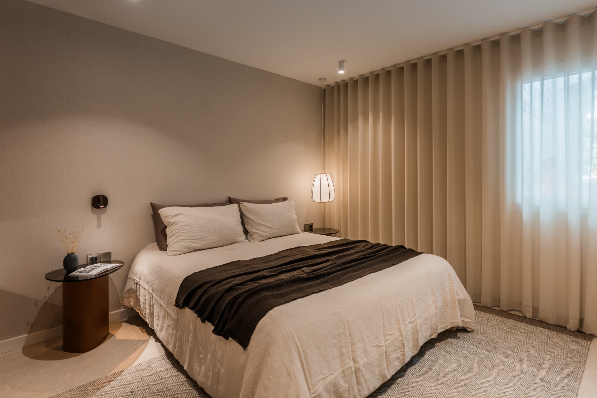 Discover an exceptional four-bedroom luxury apartment in the heart of the prestigious Aloha area, one of Nueva Andalucía