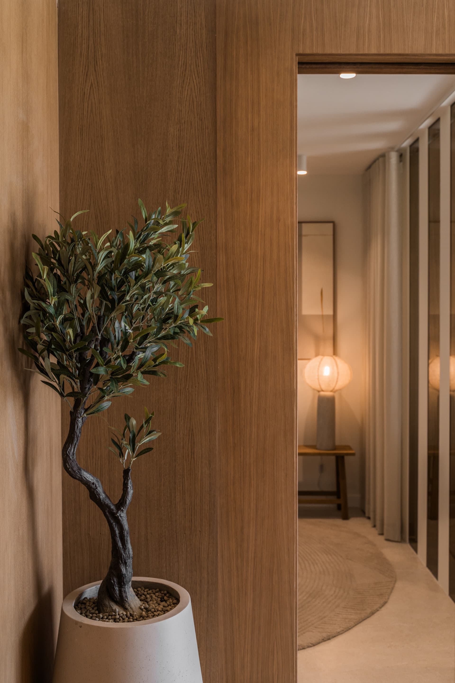 Discover an exceptional four-bedroom luxury apartment in the heart of the prestigious Aloha area, one of Nueva Andalucía