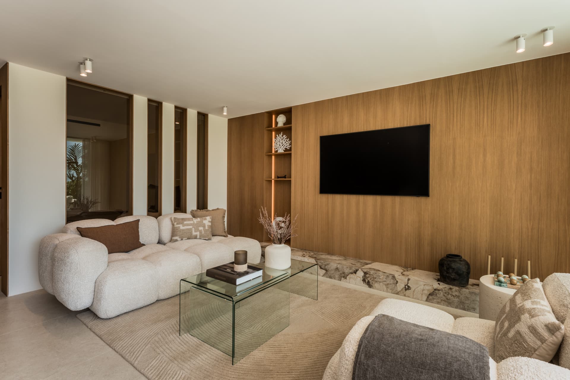 Discover an exceptional four-bedroom luxury apartment in the heart of the prestigious Aloha area, one of Nueva Andalucía