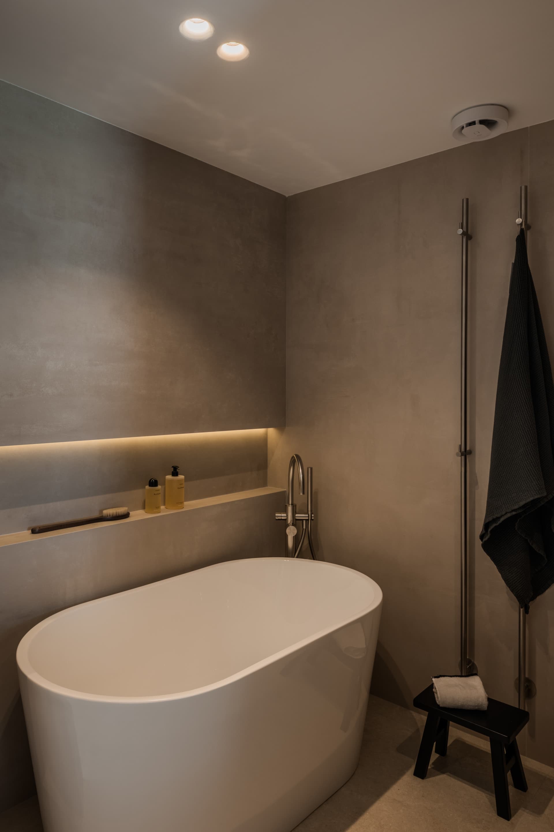 Discover an exceptional four-bedroom luxury apartment in the heart of the prestigious Aloha area, one of Nueva Andalucía