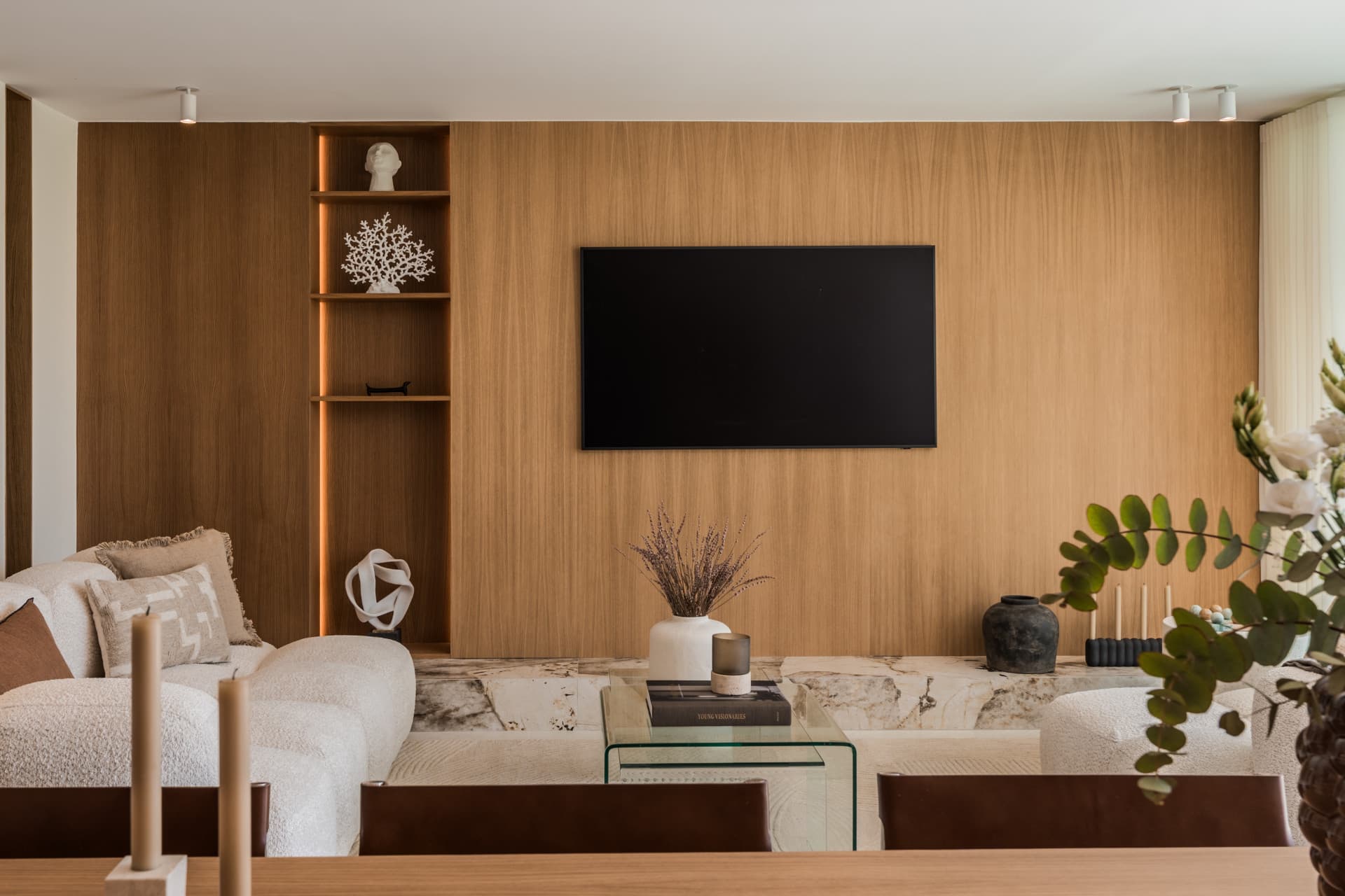 Discover an exceptional four-bedroom luxury apartment in the heart of the prestigious Aloha area, one of Nueva Andalucía