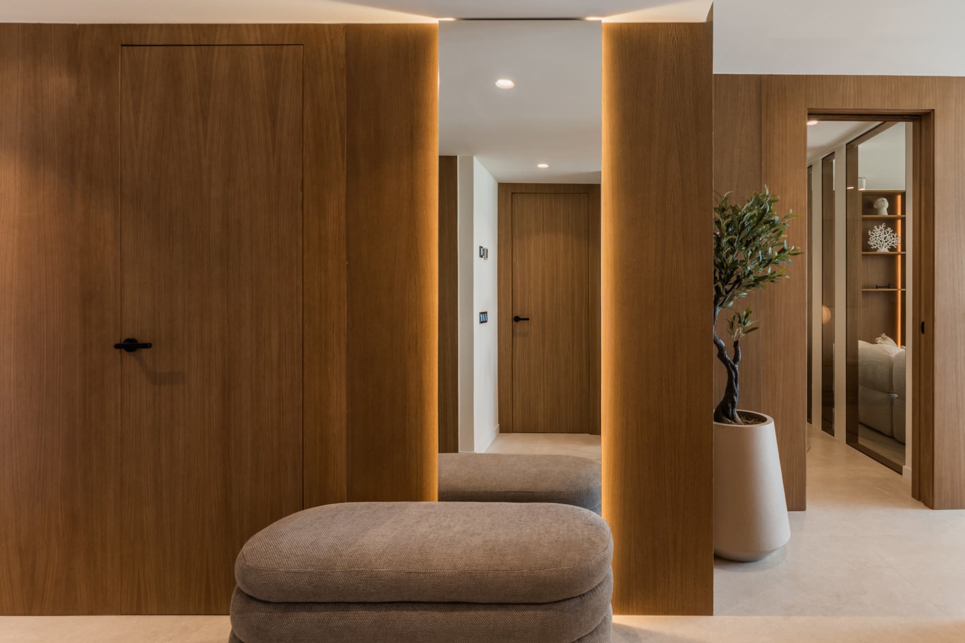 Discover an exceptional four-bedroom luxury apartment in the heart of the prestigious Aloha area, one of Nueva Andalucía