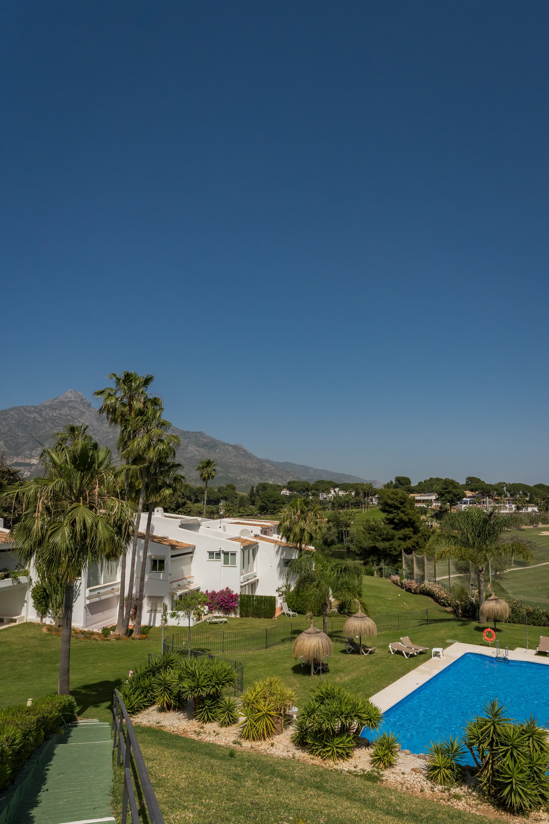 Discover an exceptional four-bedroom luxury apartment in the heart of the prestigious Aloha area, one of Nueva Andalucía
