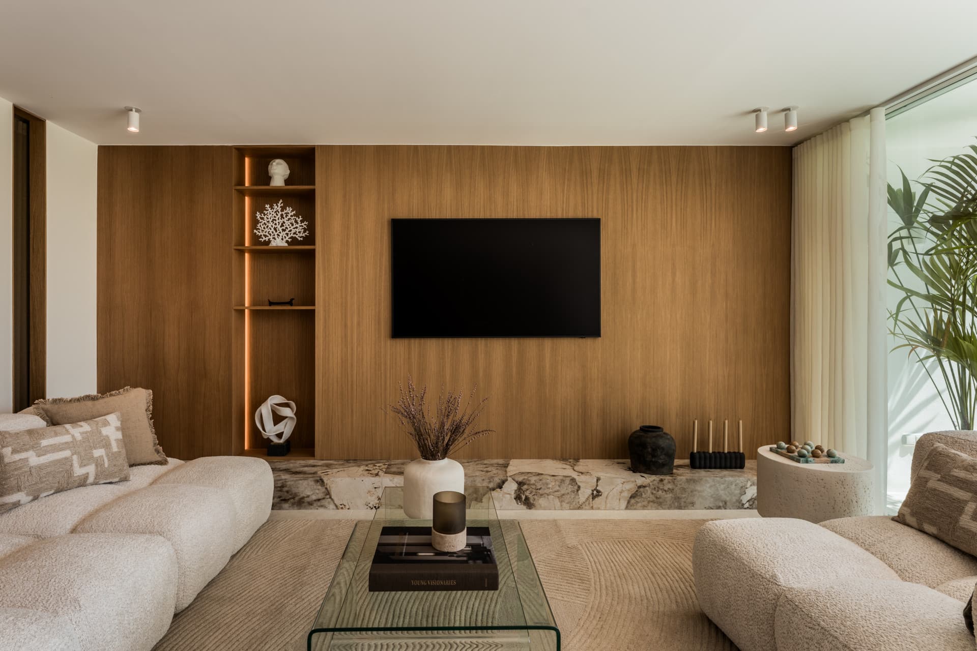 Discover an exceptional four-bedroom luxury apartment in the heart of the prestigious Aloha area, one of Nueva Andalucía