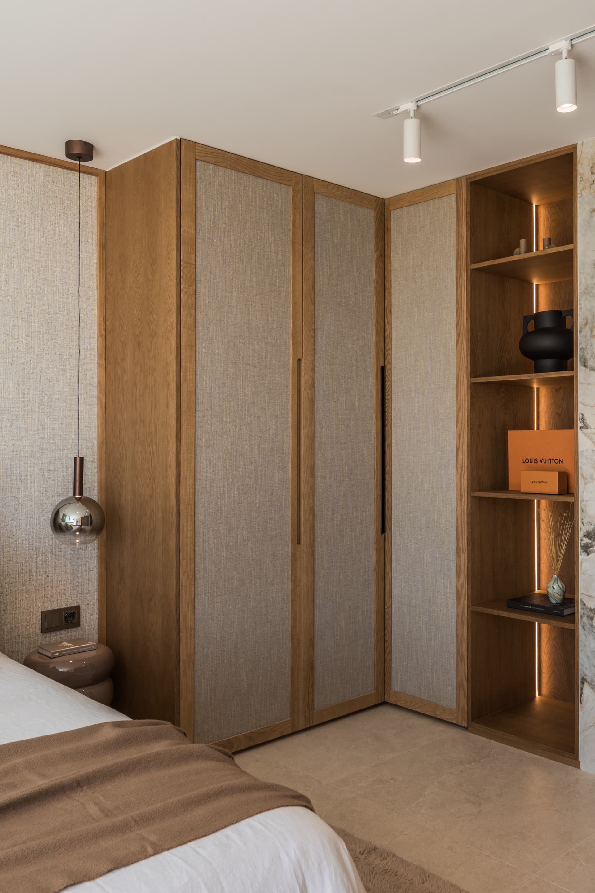 Discover an exceptional four-bedroom luxury apartment in the heart of the prestigious Aloha area, one of Nueva Andalucía
