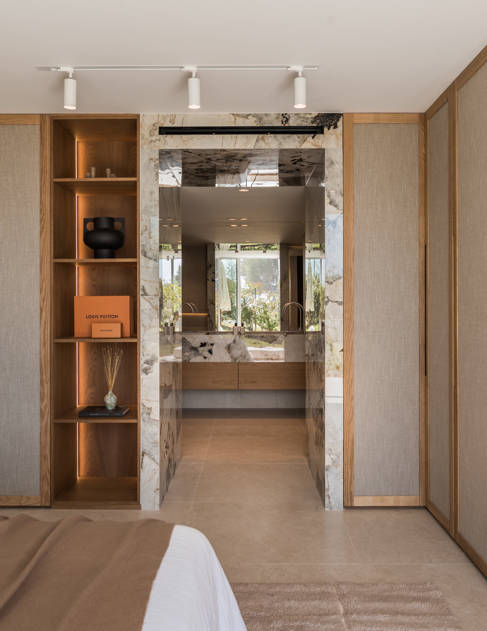 Discover an exceptional four-bedroom luxury apartment in the heart of the prestigious Aloha area, one of Nueva Andalucía