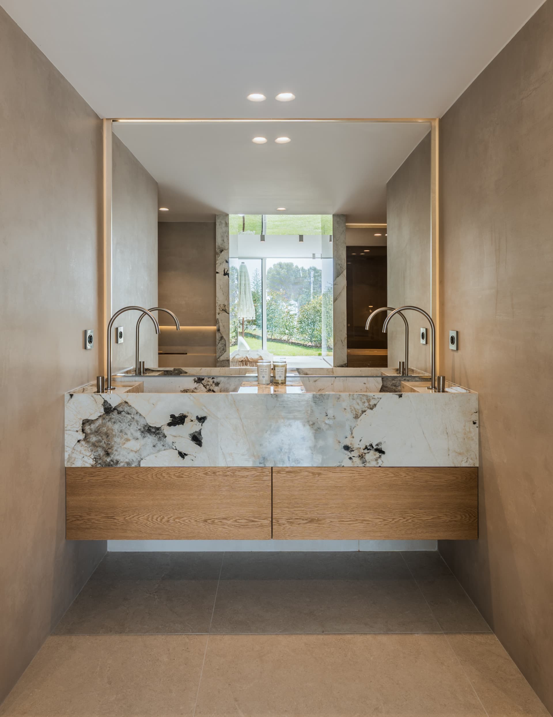 Discover an exceptional four-bedroom luxury apartment in the heart of the prestigious Aloha area, one of Nueva Andalucía