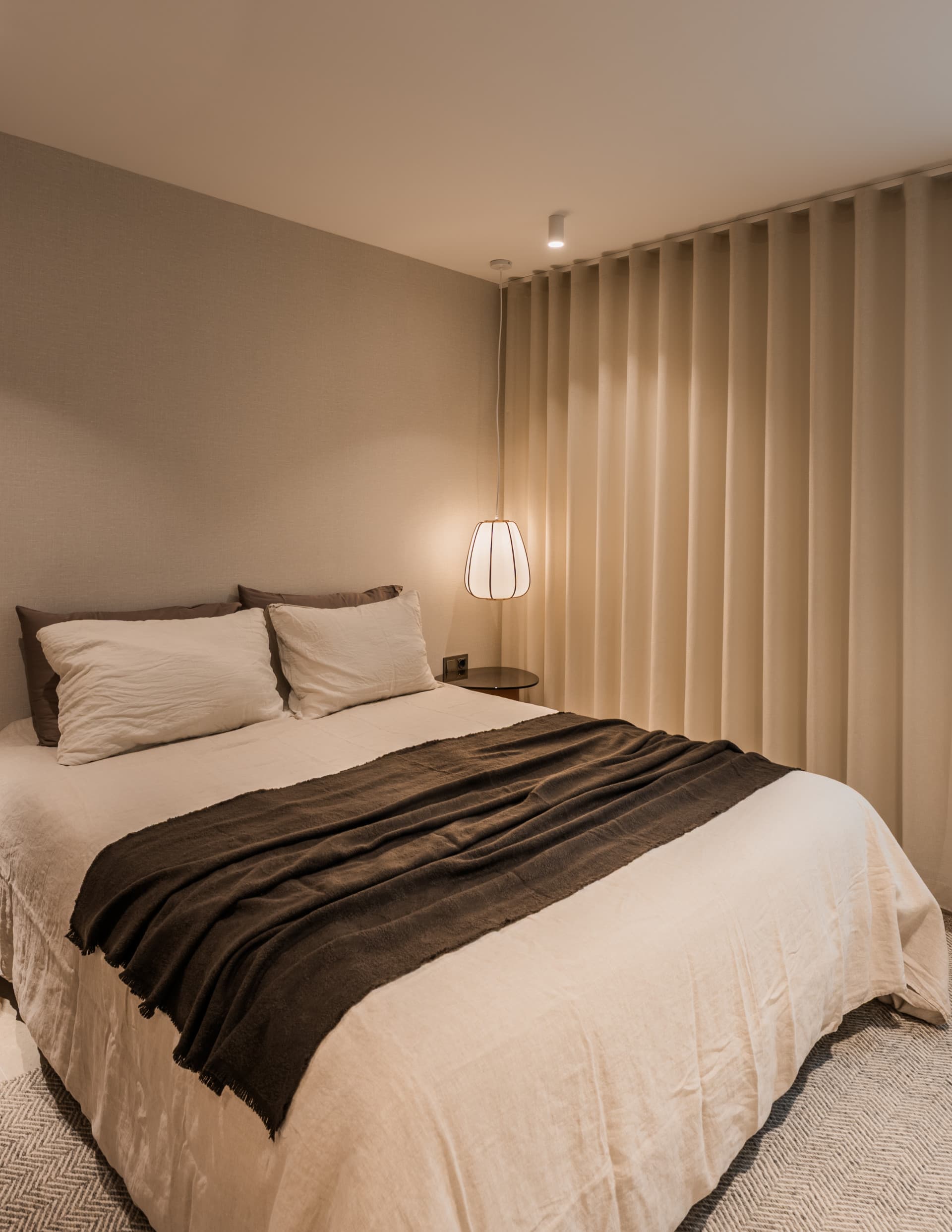 Discover an exceptional four-bedroom luxury apartment in the heart of the prestigious Aloha area, one of Nueva Andalucía